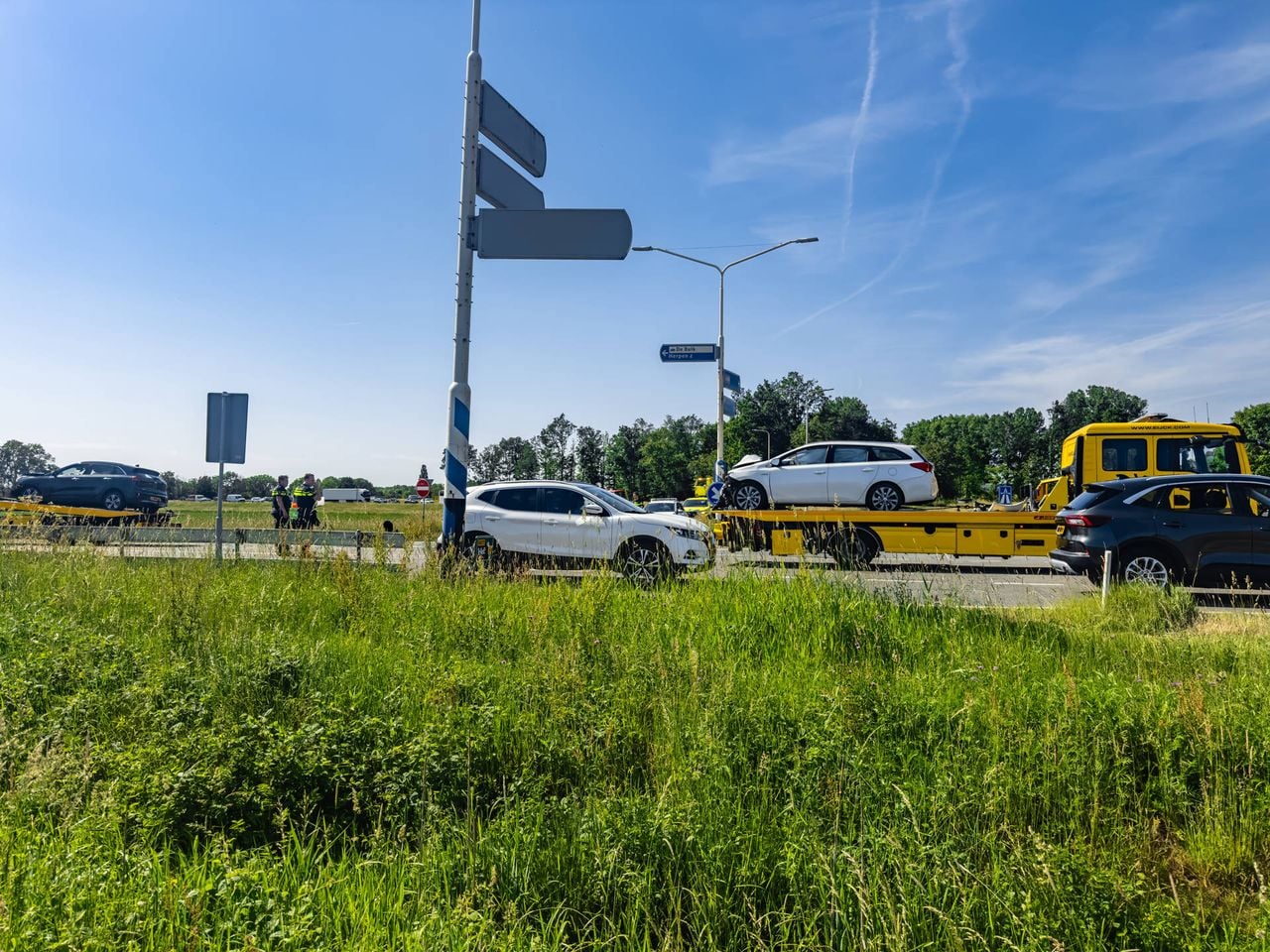Het ongeluk gebeurde op de kruising van de N277 en op de op- en afrit van de A50 bij Ravenstein (foto: Lucas Lammers / Persbureau Heitink).