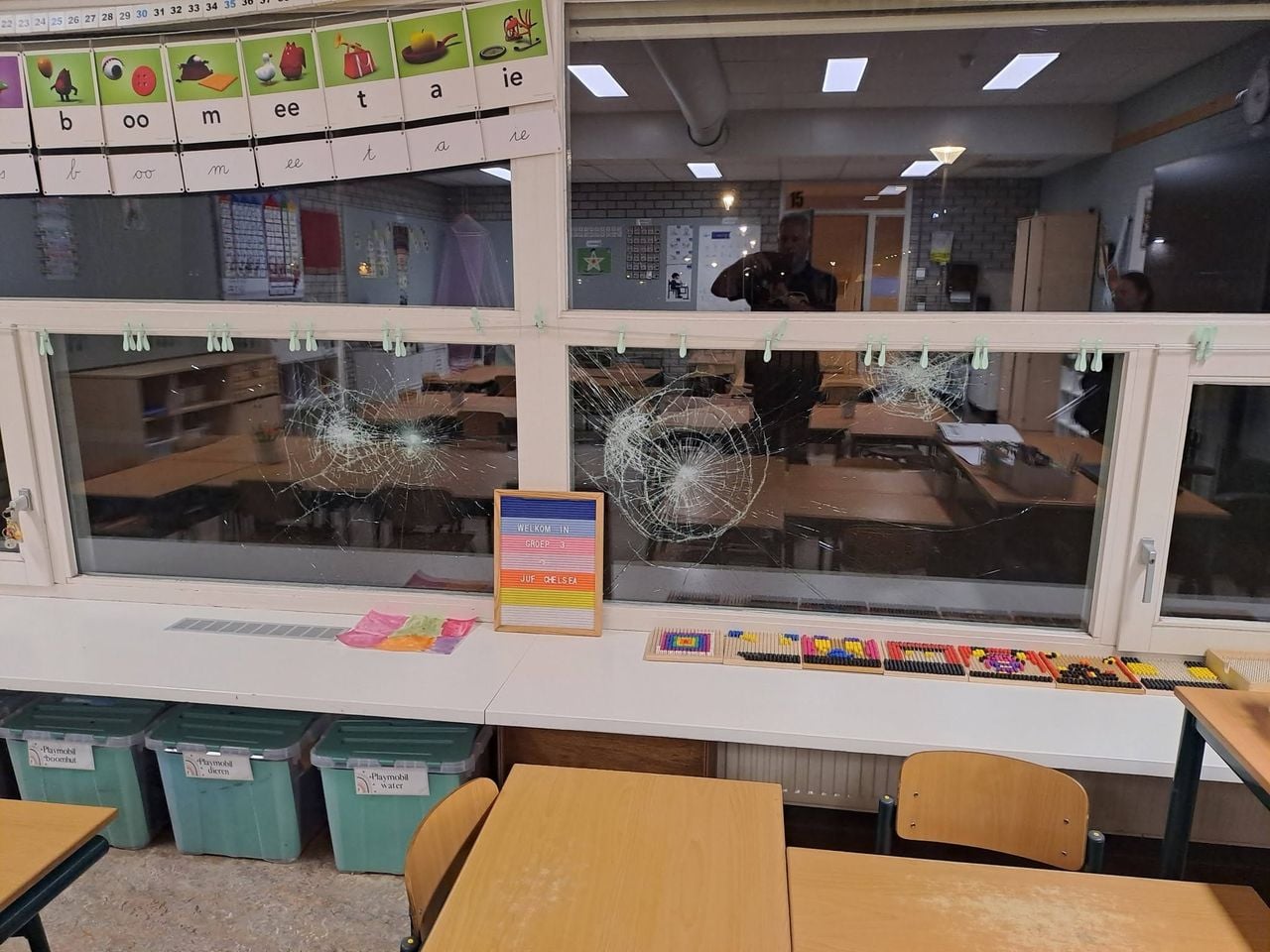 De schade aan de ruiten van openbare basisschool 't Hout in Mierlo-Hout (foto: Facebook).