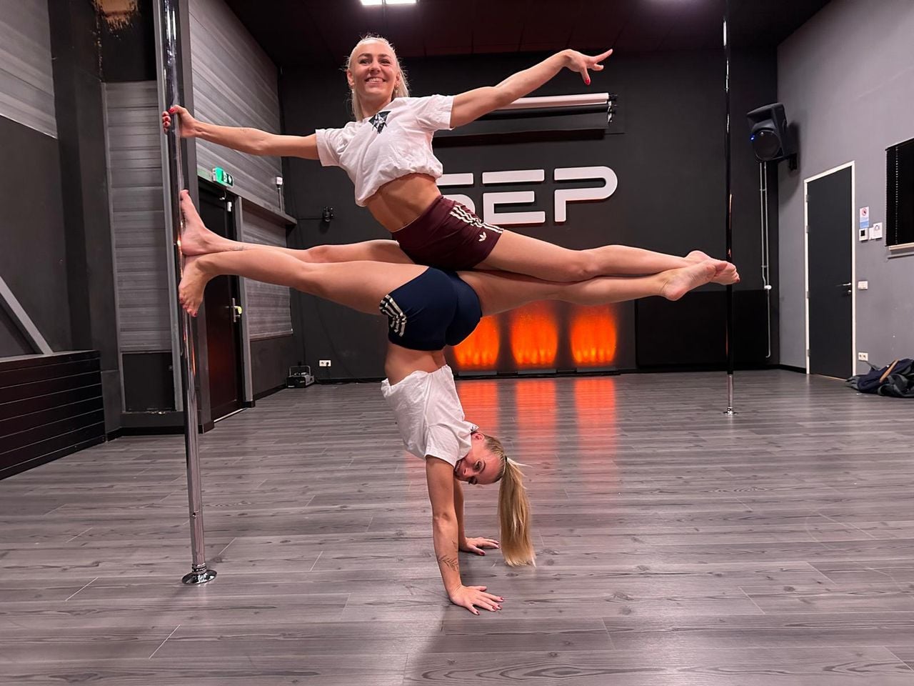 Romee en Caro zijn klaar voor het WK paaldansen (foto: Leon Voskamp).