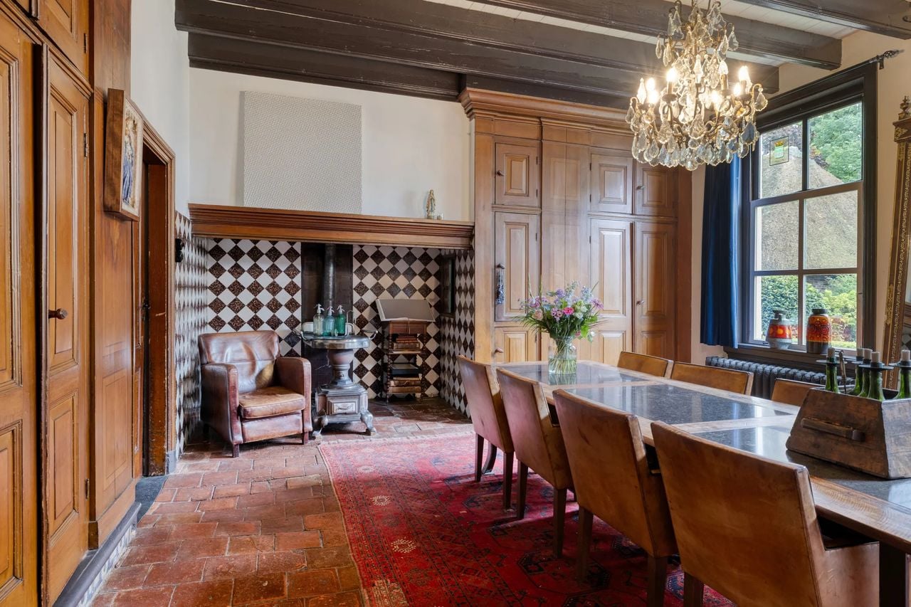 De woonkamer met bedsteden achter de kasten (foto: Van de Wiel Makelaars).