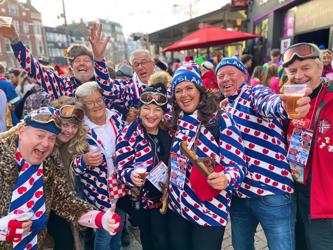 Anja en Johan uit Drenthe, in Friese stijl, tijdens het klûnen in Tullepetaonestad.