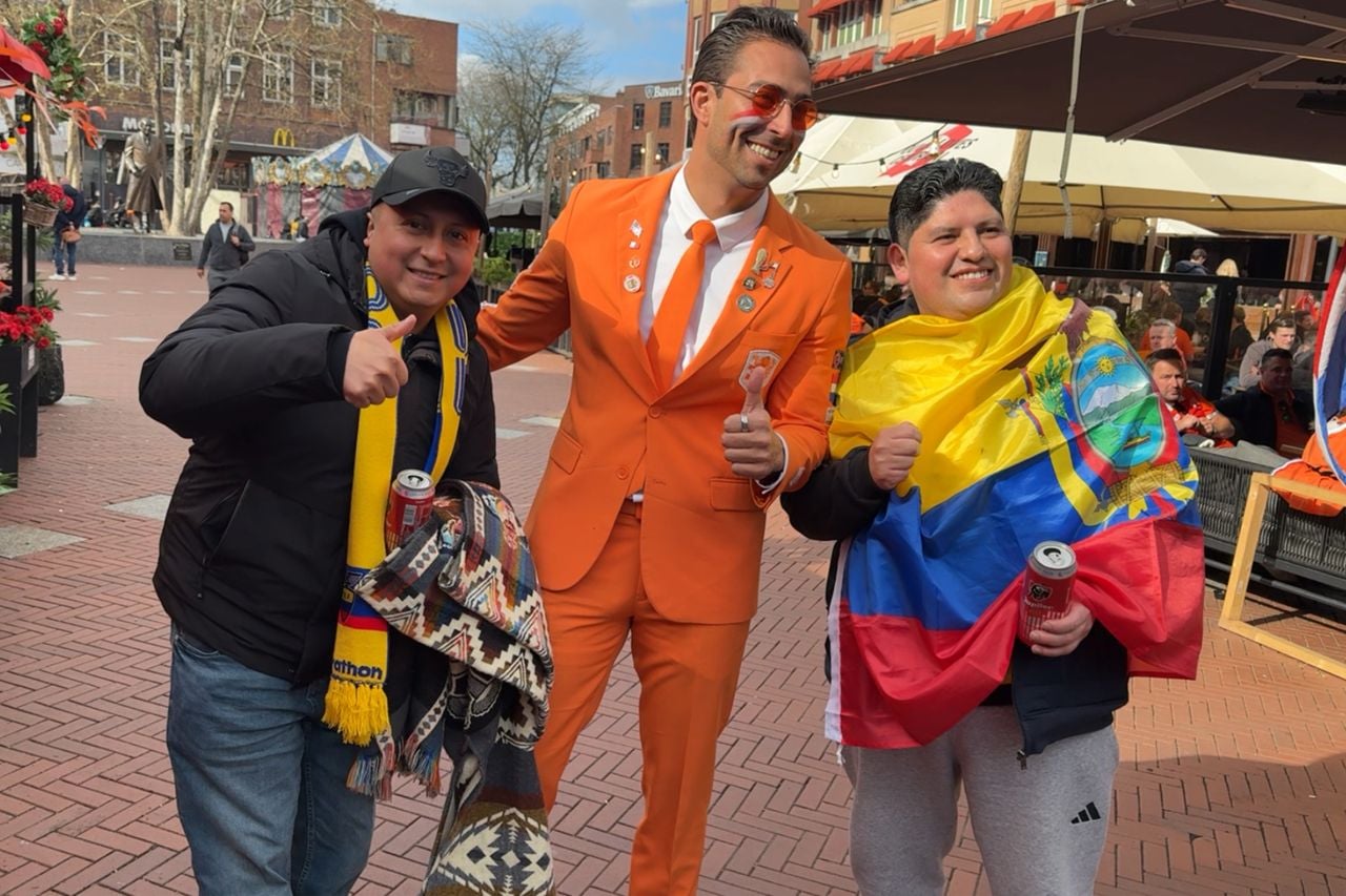 Daniel in zijn Oranje pak met wat fans vanuit Ecuador