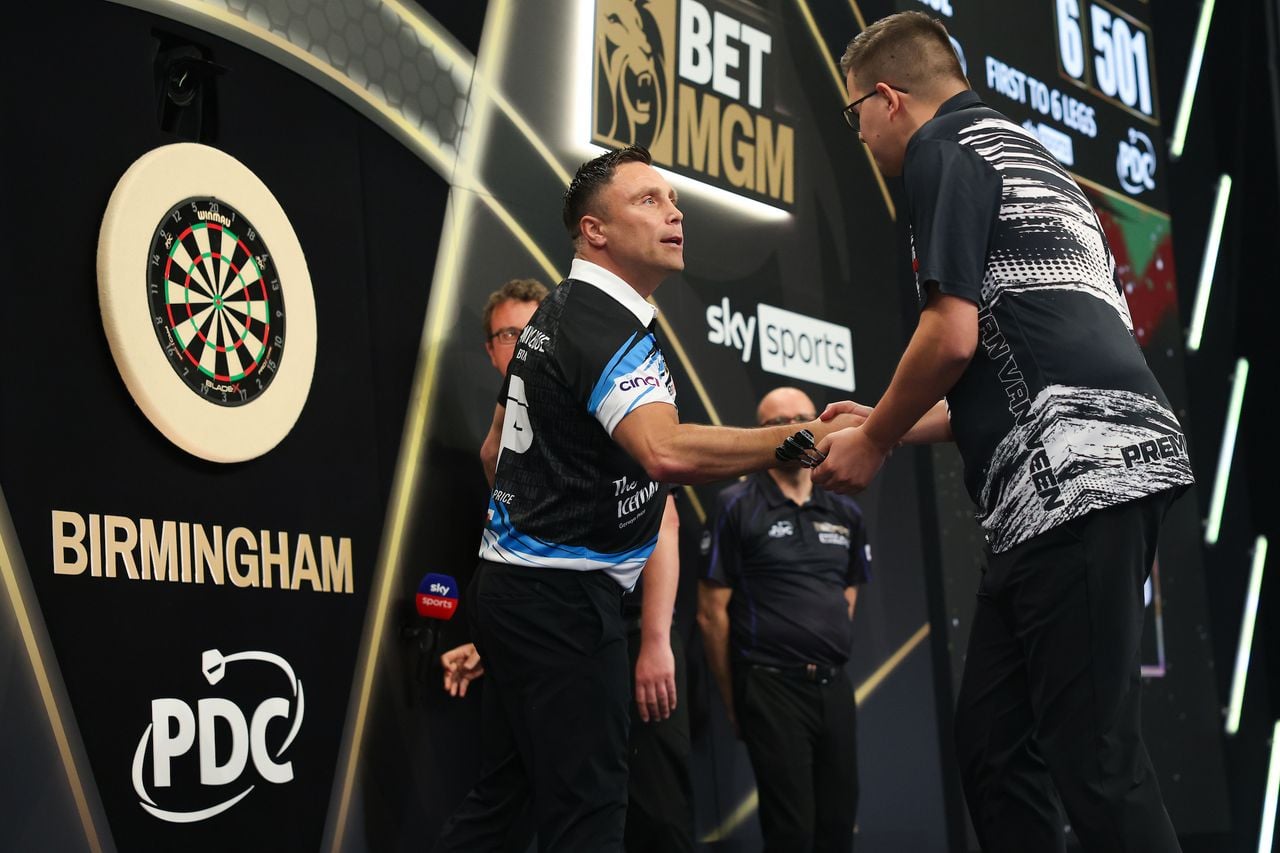 Gian van Veen (rechts) moest zijn meerdere erkennen in Gerwyn Price (foto: PDC).