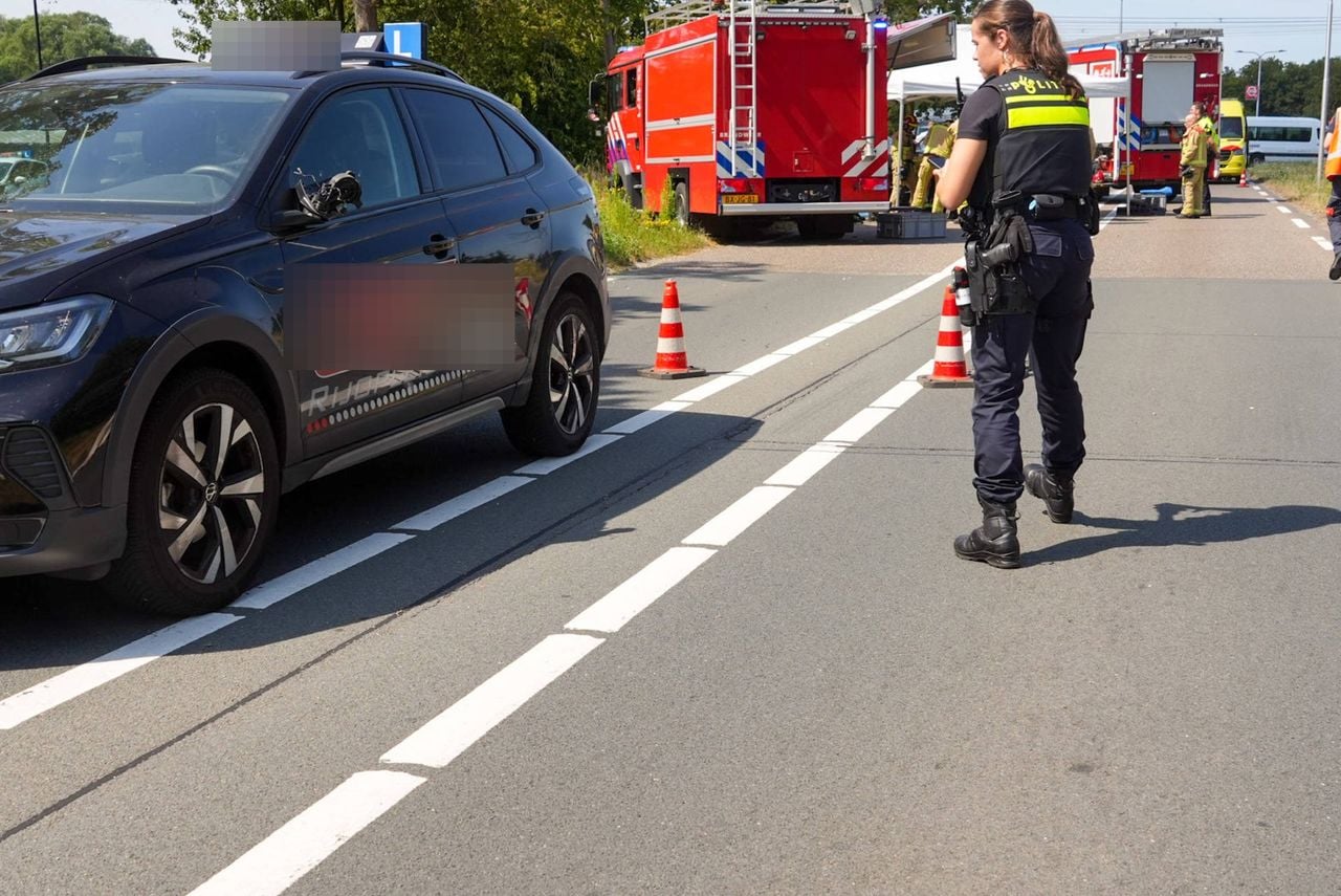 Er was ook een lesauto betrokken bij het ongeluk (foto: Harrie Grijseels / Persbureau Heitink).
