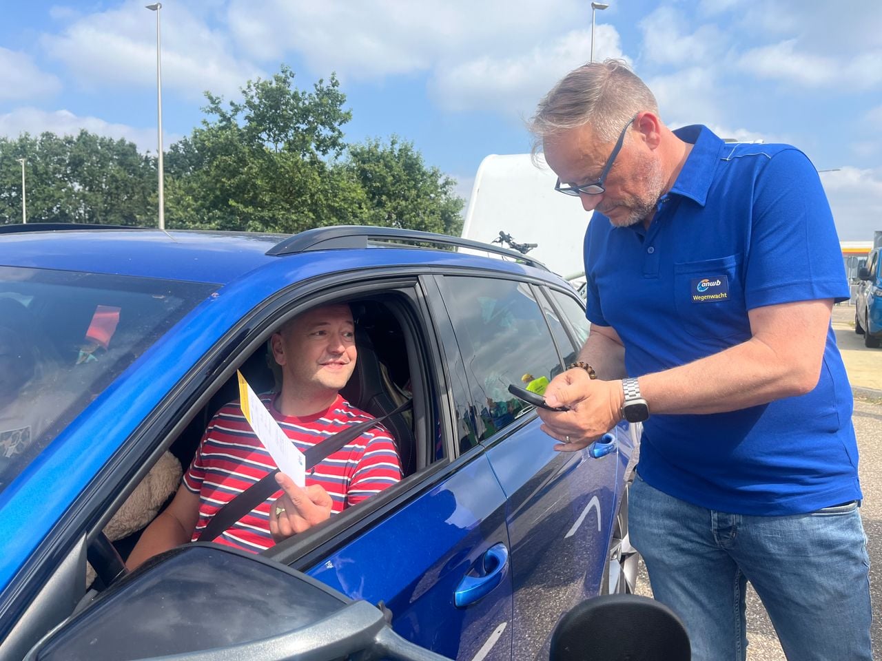 De caravan van Rinze blijkt honderd kilo te zwaar. (foto: Floortje Steigenga)