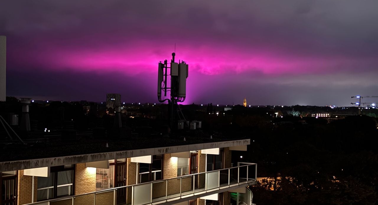 Vanuit het centrum van Breda was de paarse lucht goed te zien (foto: Nynke Cuperus)