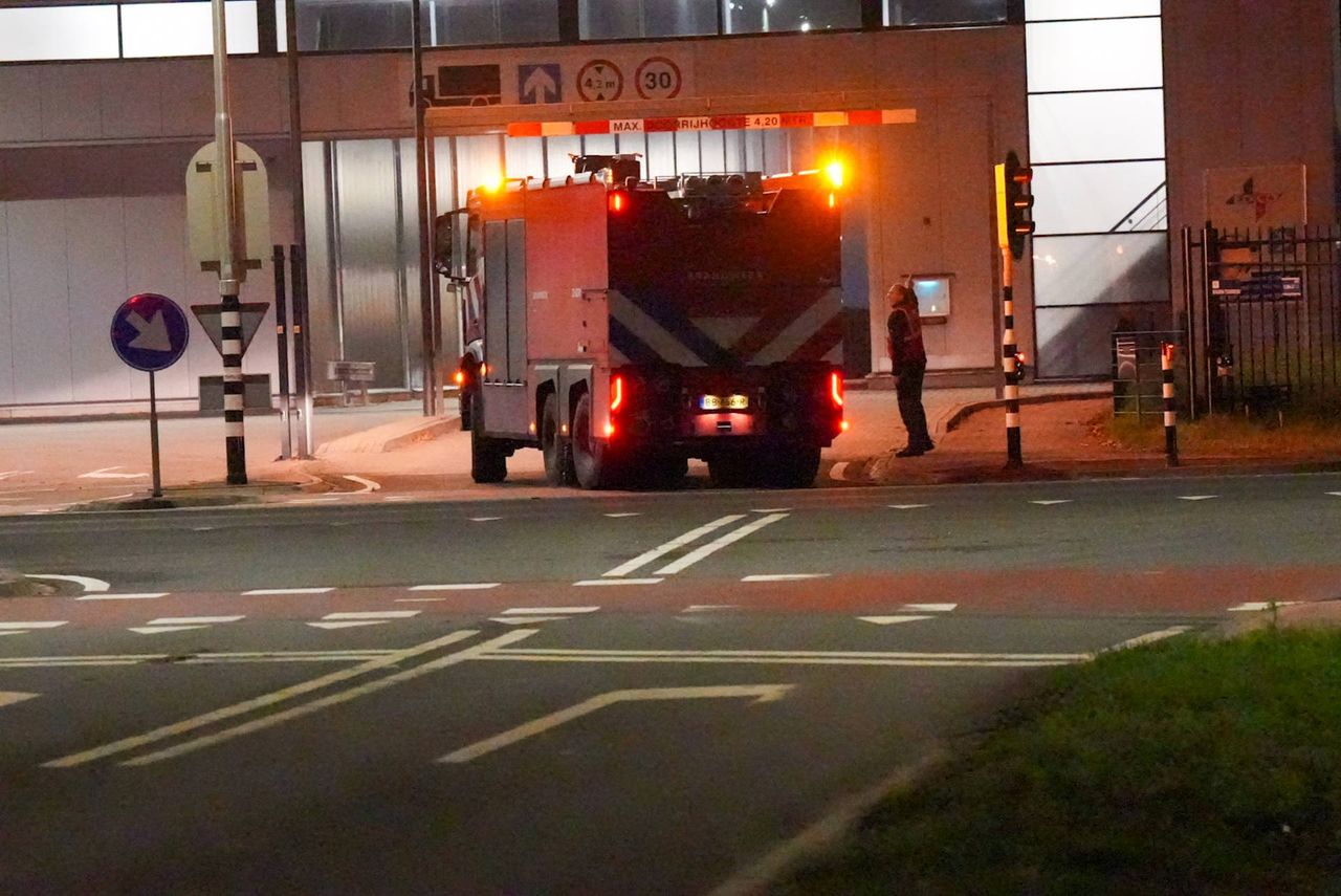 De brandweer is met twee bluswagens op het vuur afgekomen (foto: Harrie Grijseels / Persbureau Heitink).