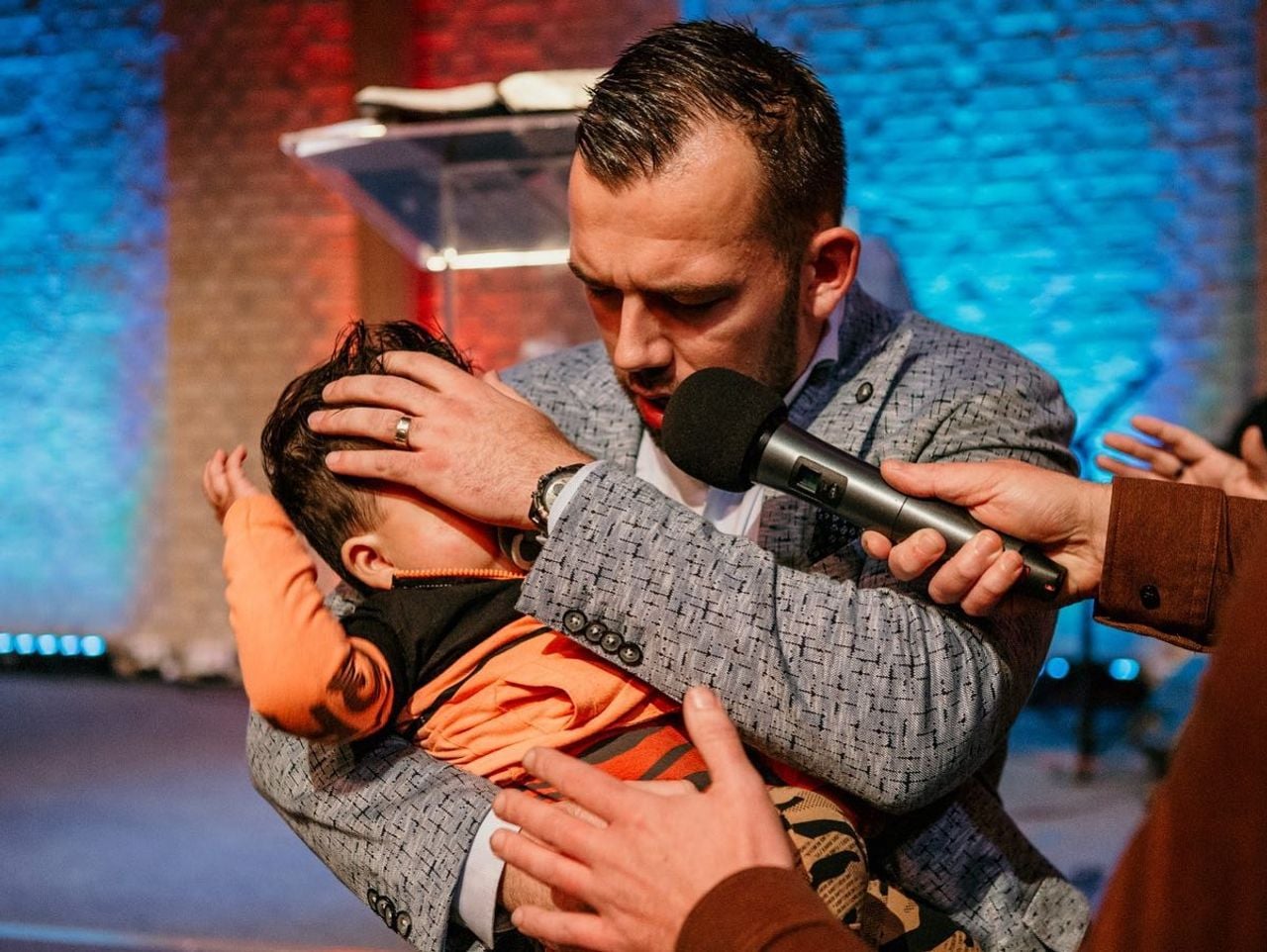 Tom de Wal tijdens een dienst (Foto: Facebook Frontrunners Ministries)