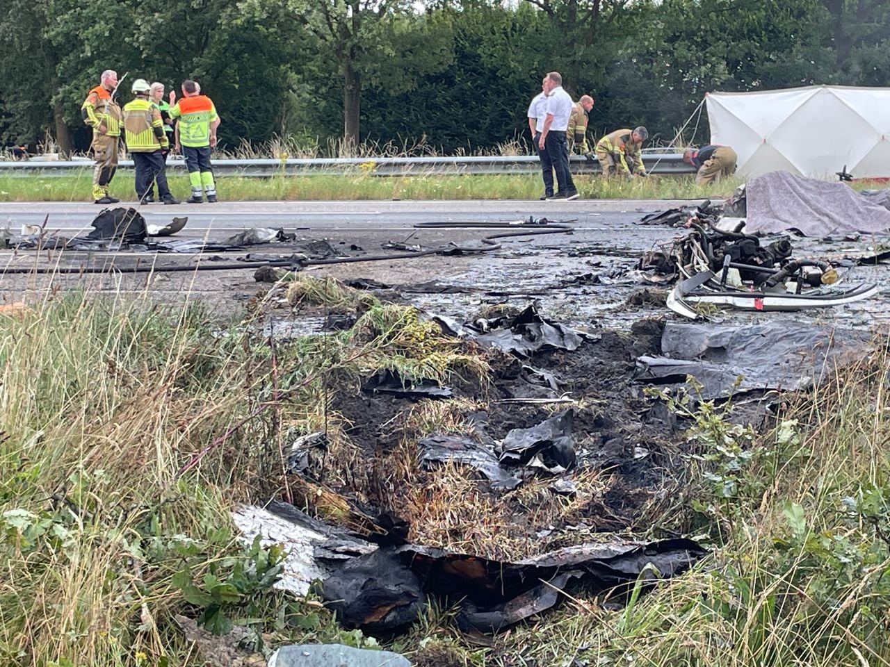 Het toestel vliegt na de crash meteen in brand (foto: Robert te Veele).