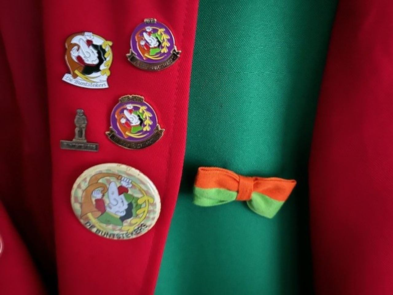 Het strikje, gemaakt van het carnavalspak van Theo (foto: Hans van Laerhoven).