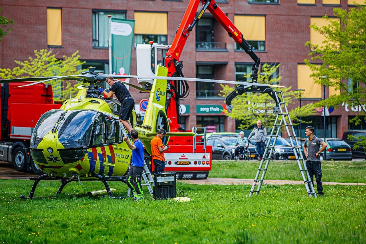 Met behulp van een kraan wordt de helikopter vervoerd (foto: Jordi de Bruijn / SQ Vision).