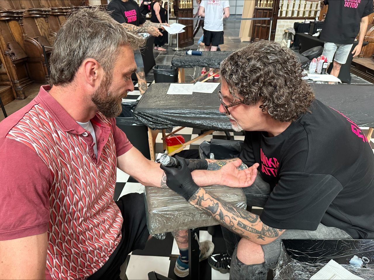 Rutger zet de naald in de arm van Marko (foto: Omroep Brabant).