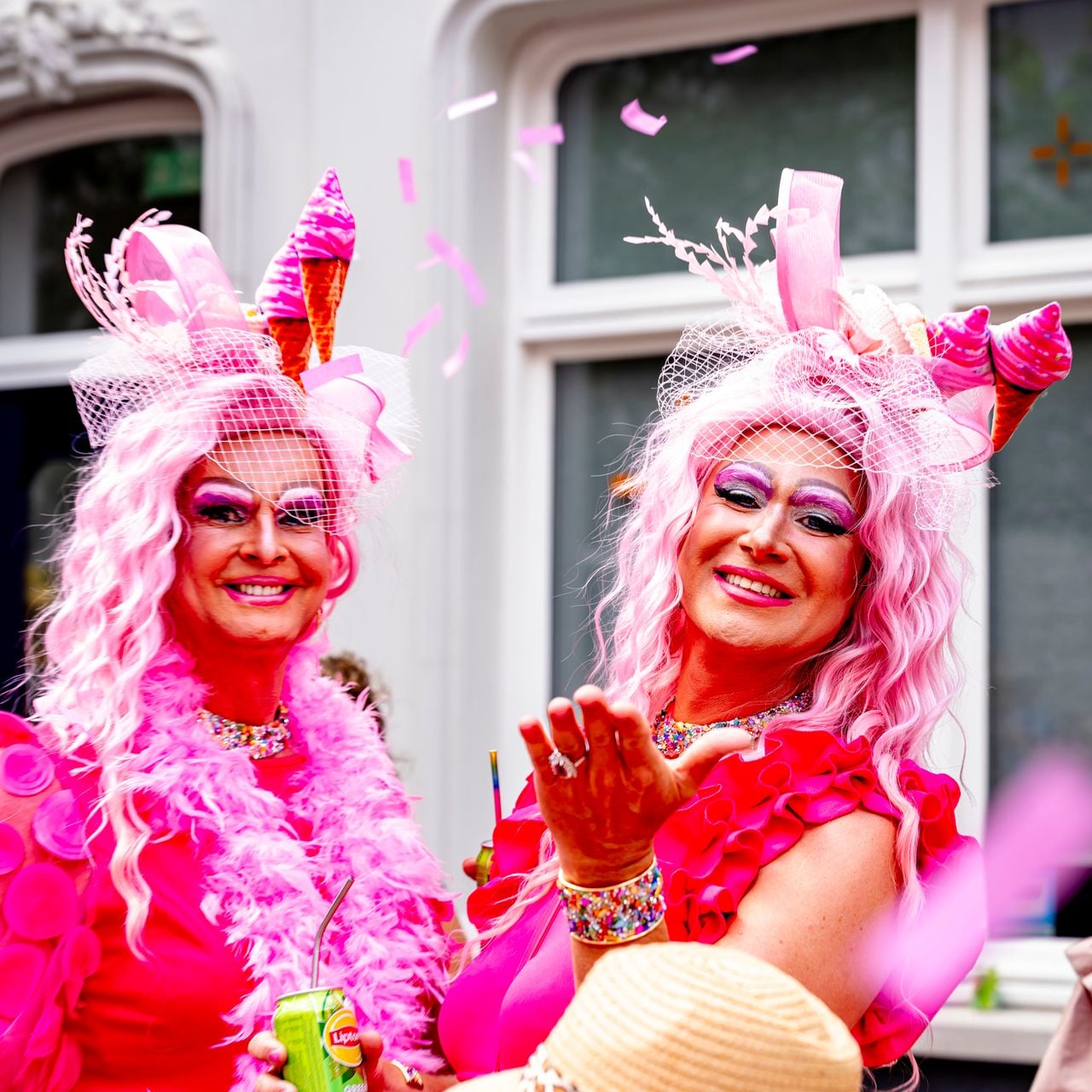 Bezoekers halen alles uit de kast voor Roze Maandag (foto: EYE4IMAGES - Caroline van Leusden).