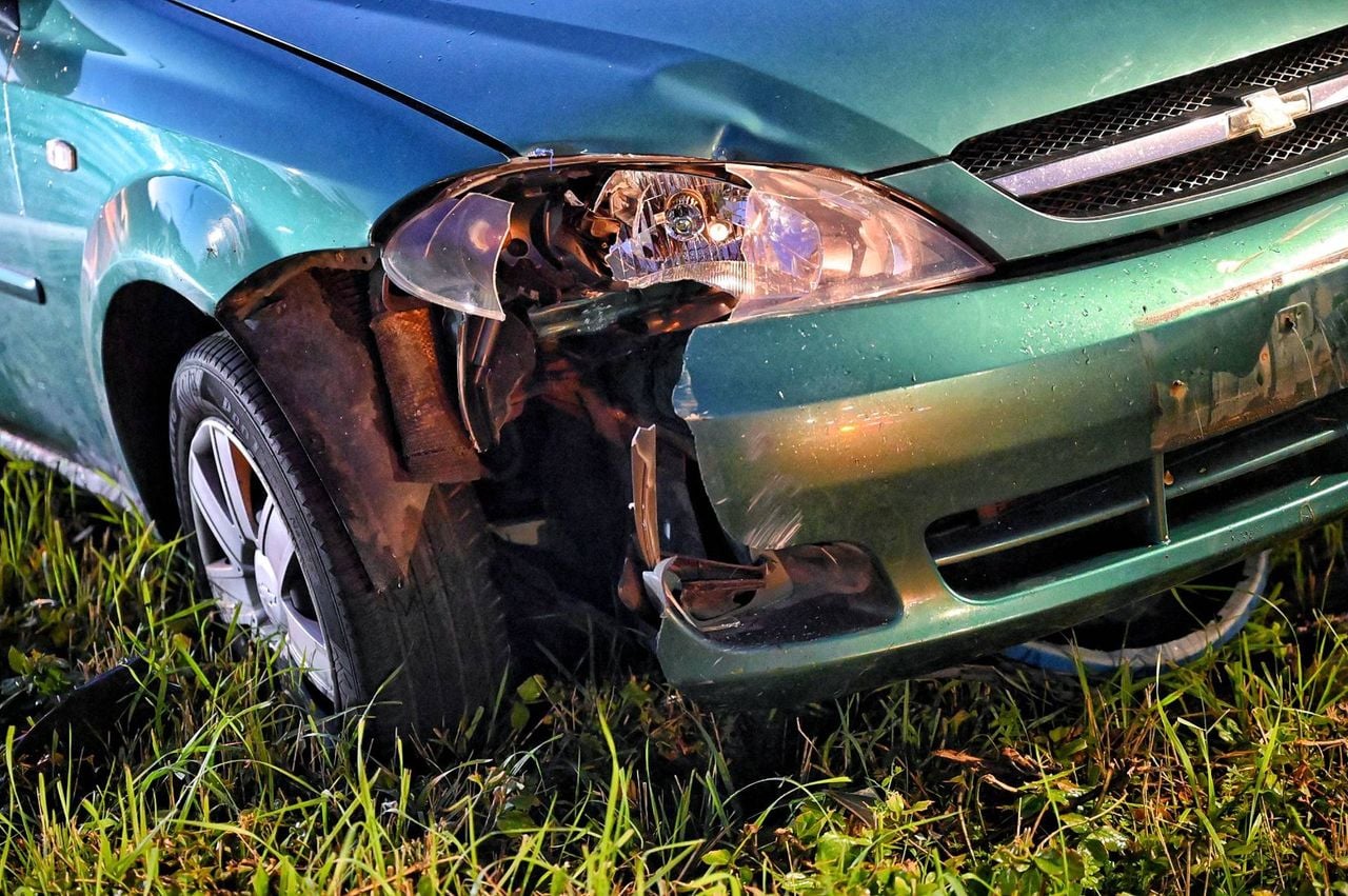 De schade aan de auto is flink (foto: Toby de Kort / Persbureau Heitink).