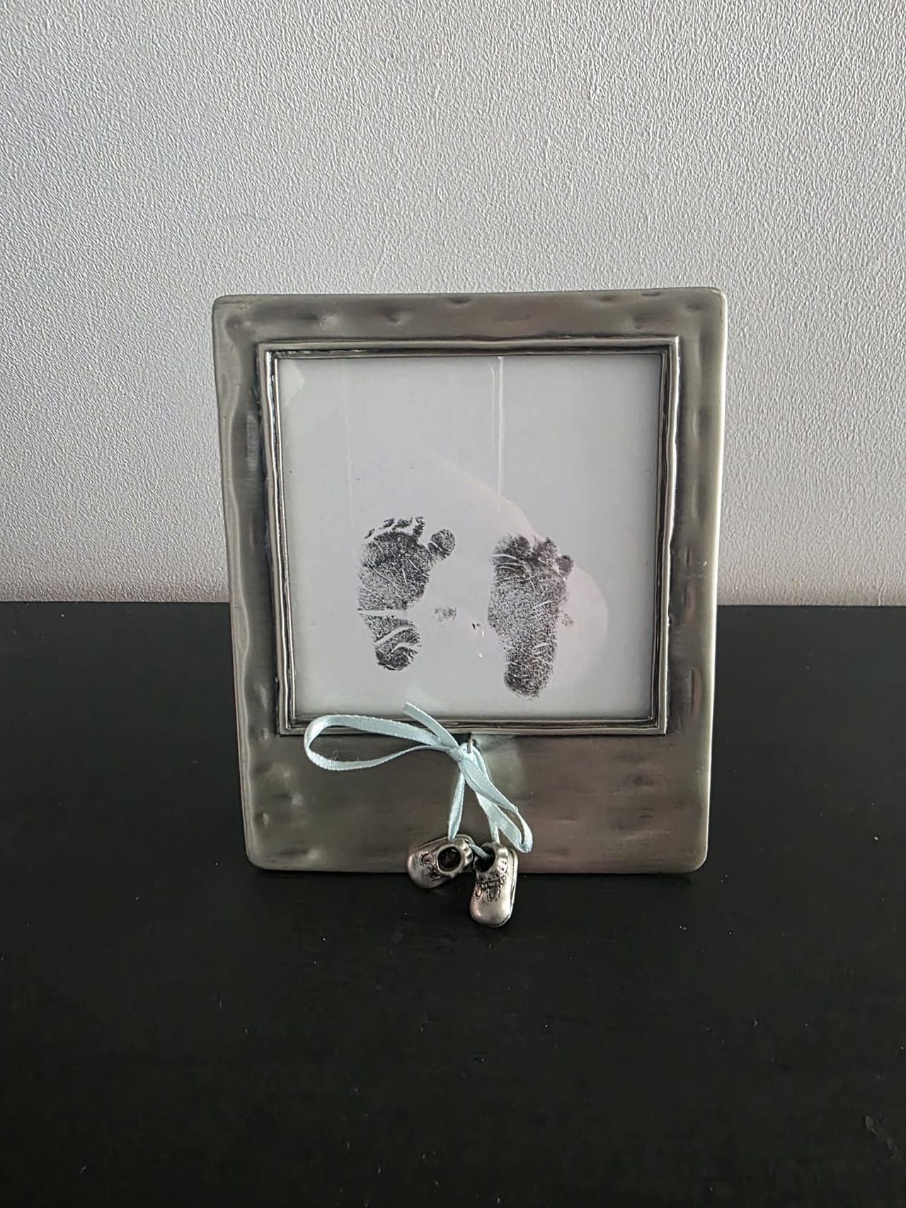 Een afdruk van de voetjes van Marc.