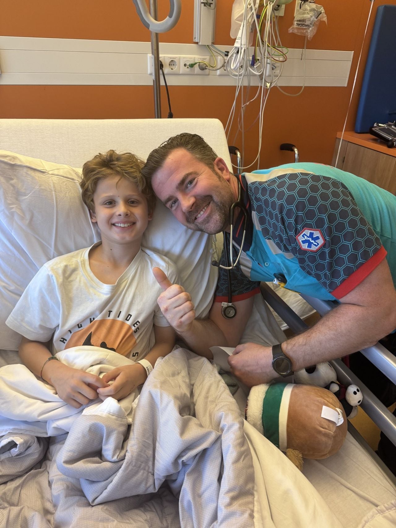 Ambulancebroeder David en zijn patiënt Jack in het ziekenhuis, die dit jaar veel indruk op hem maakte (privéfoto). 