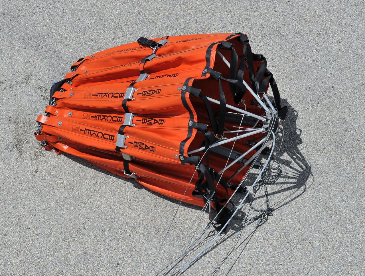 Een bambi bucket, waterzak, om het water in te verzamelen (foto: defensie).
