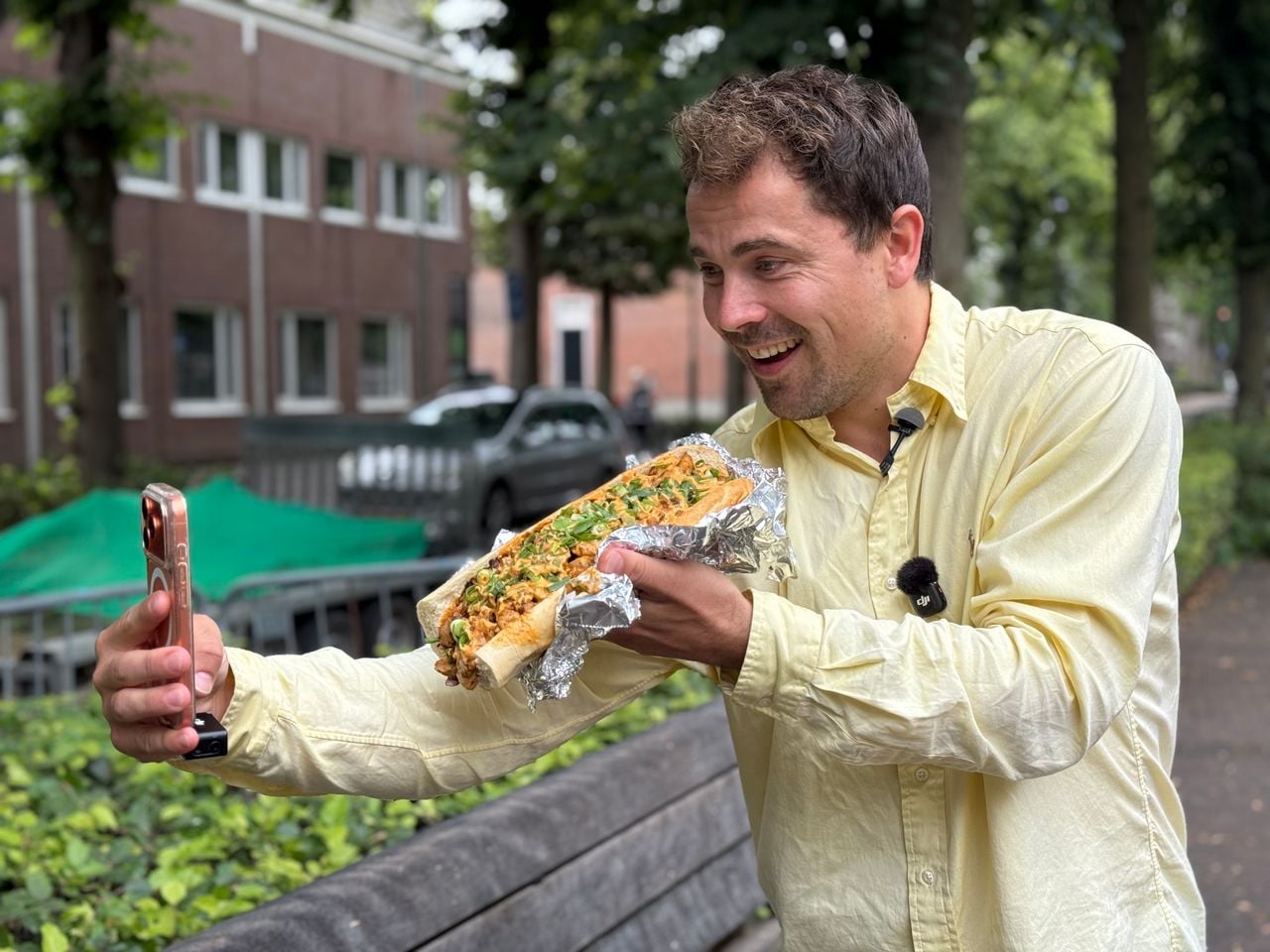 Bastiaan test broodjes op Tik Tok en Instagram (foto: Jos Verkuijlen).