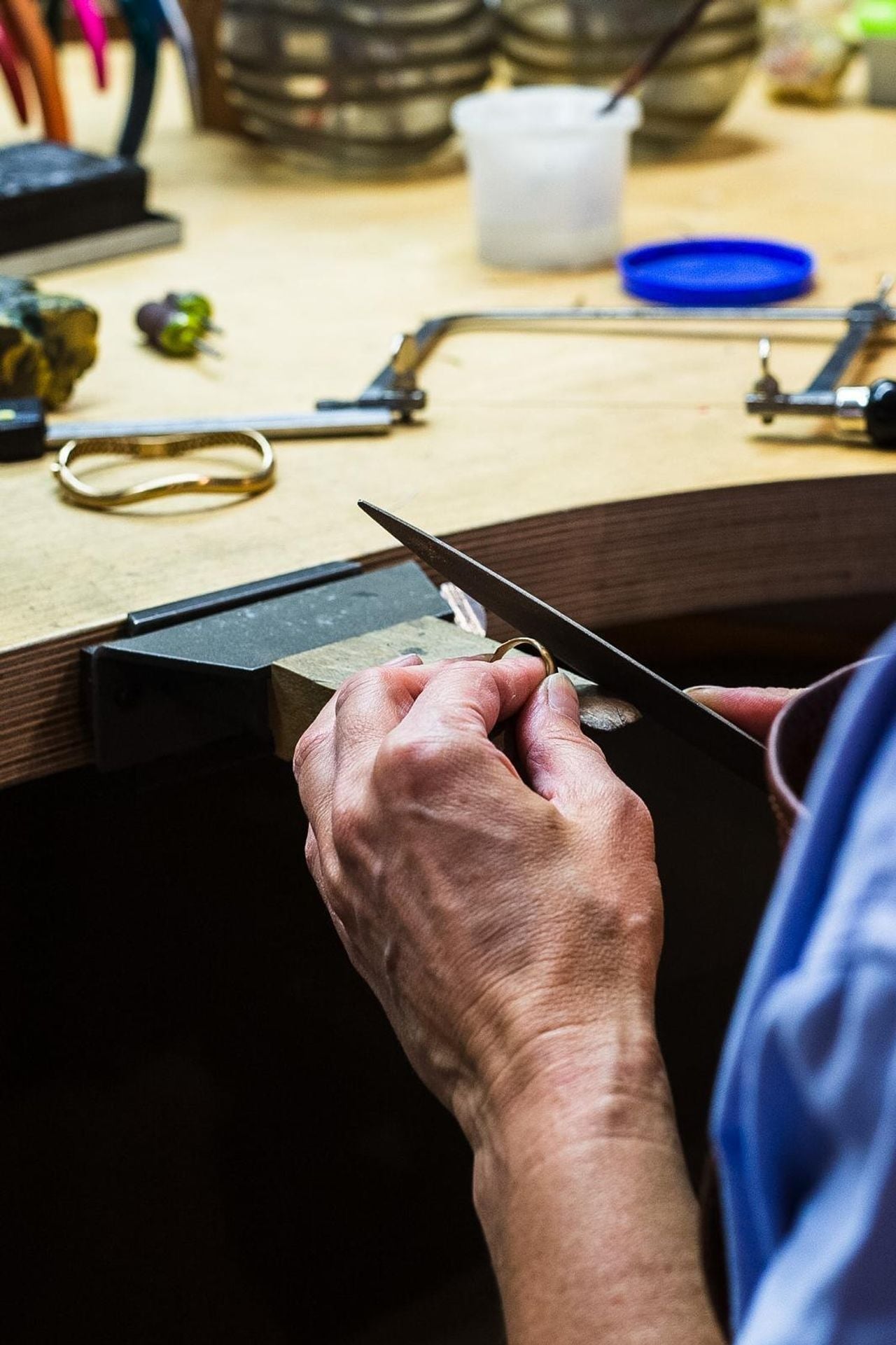 Peggy aan het werk aan een gouden sieraad (foto: Edell Jewelry).