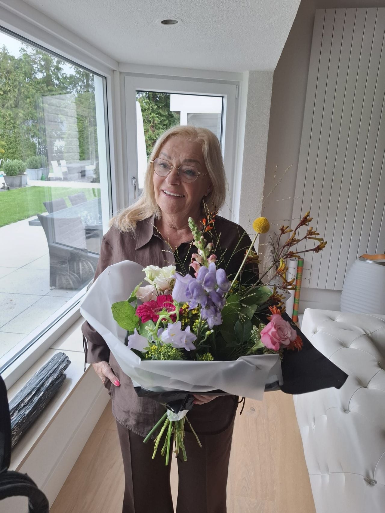 Corry Konings met een mooi bos bloemen (foto: Edwin van Loon)