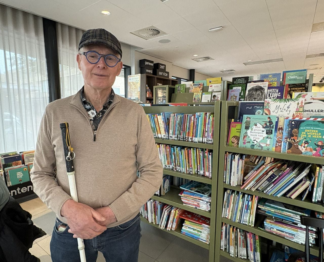 Martien Adams hoopt straks zelf zijn eten te kunnen opscheppen met hulp van de AI-bril (foto: Karin Kamp).