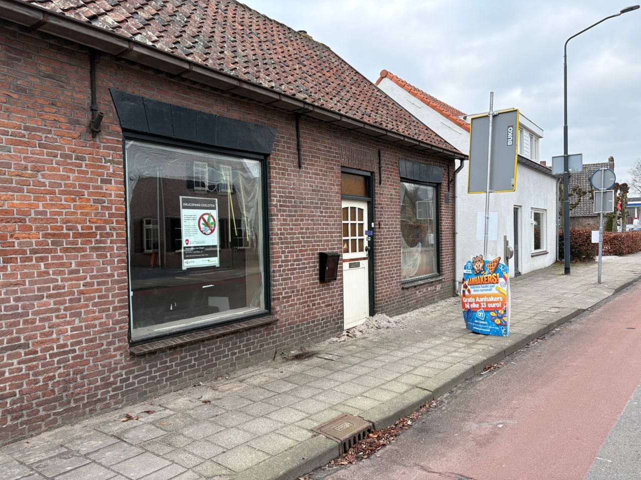 Het pand schuin tegenover is verzegeld (foto: Raymond Merkx).