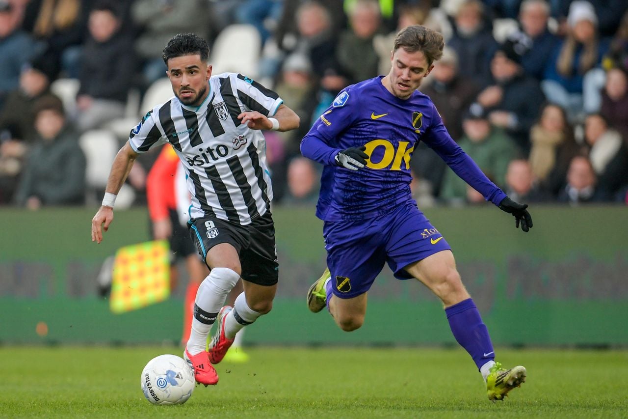 NAC-middenvelder Max Balard gaat een duel aan met Naci Ünüvar (foto: Dennis Bresser/Orange Pictures).