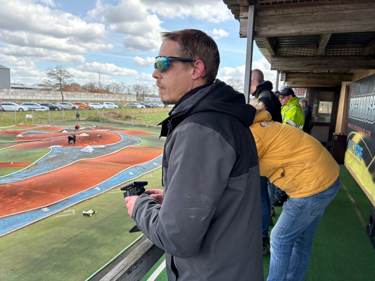 Geconcentreerde blikken bij de rijders.