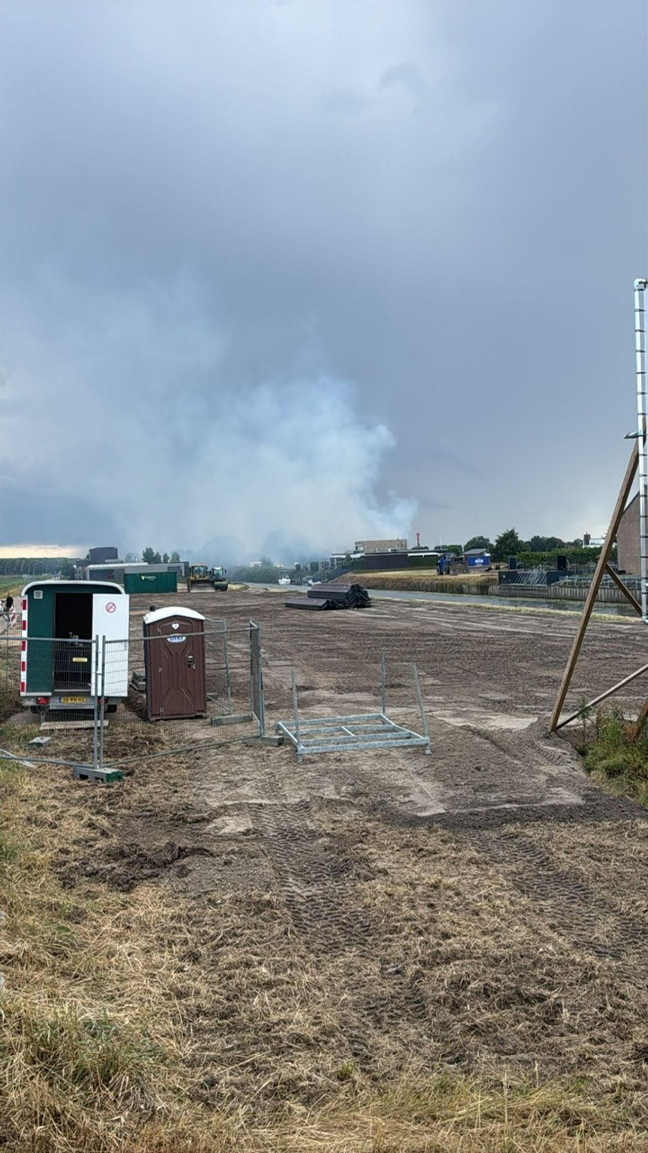 De rook trekt richting het centrum (foto: omstander Inga).