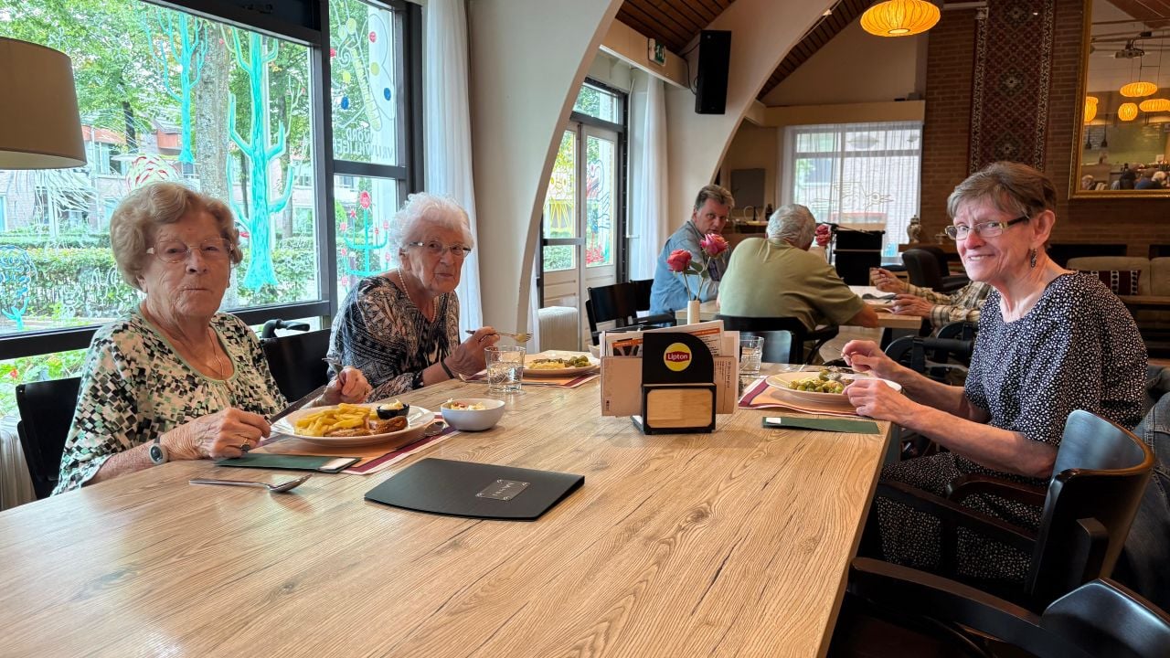 Annie Nieuwlands, Paula Cols en mevrouw Van de Biggelaar aan een lekkere maaltijd (foto: Pieter Soethout)