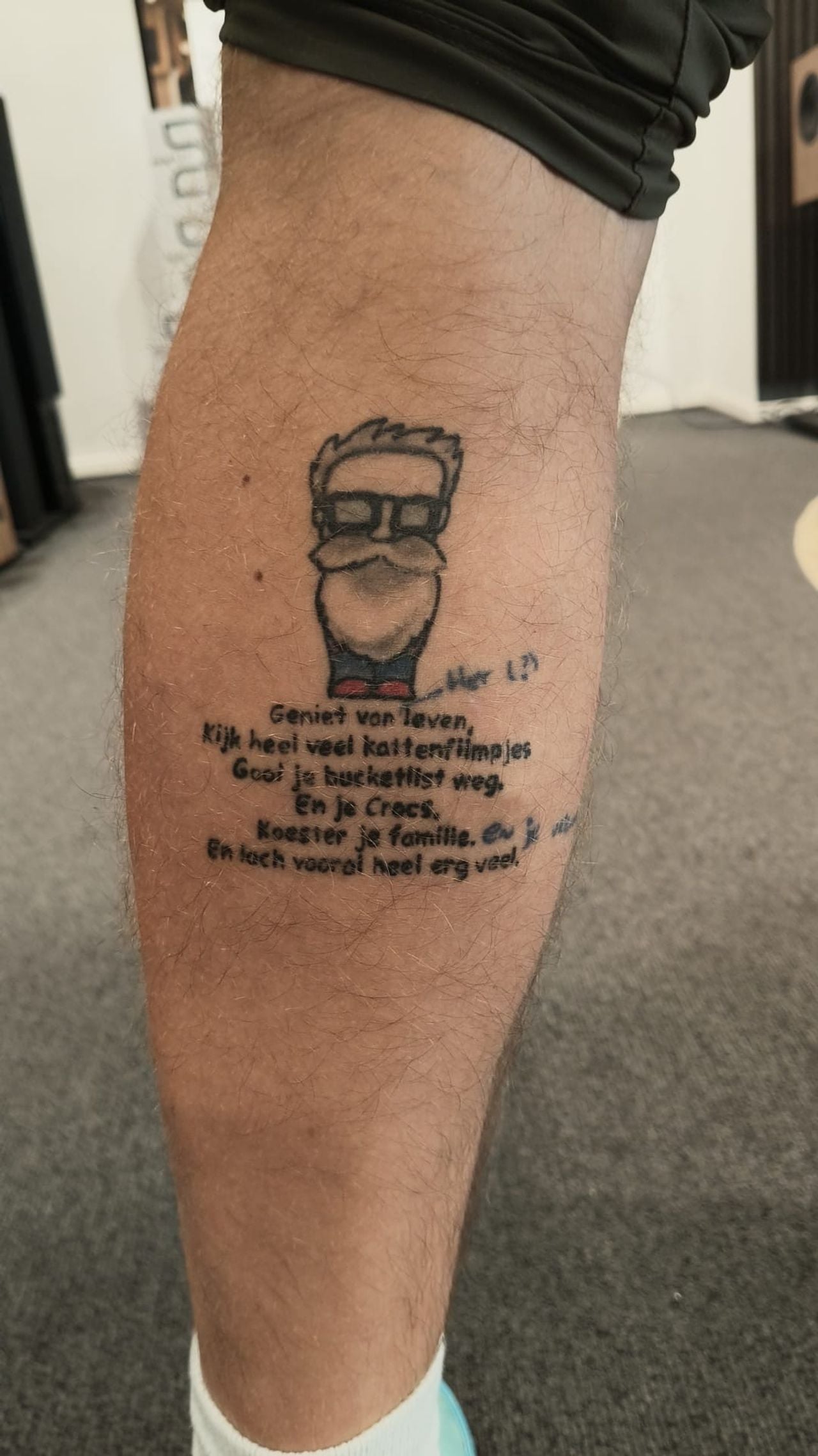 De tattoo van Paul, met tekst en de aanpassinkjes (privéfoto).