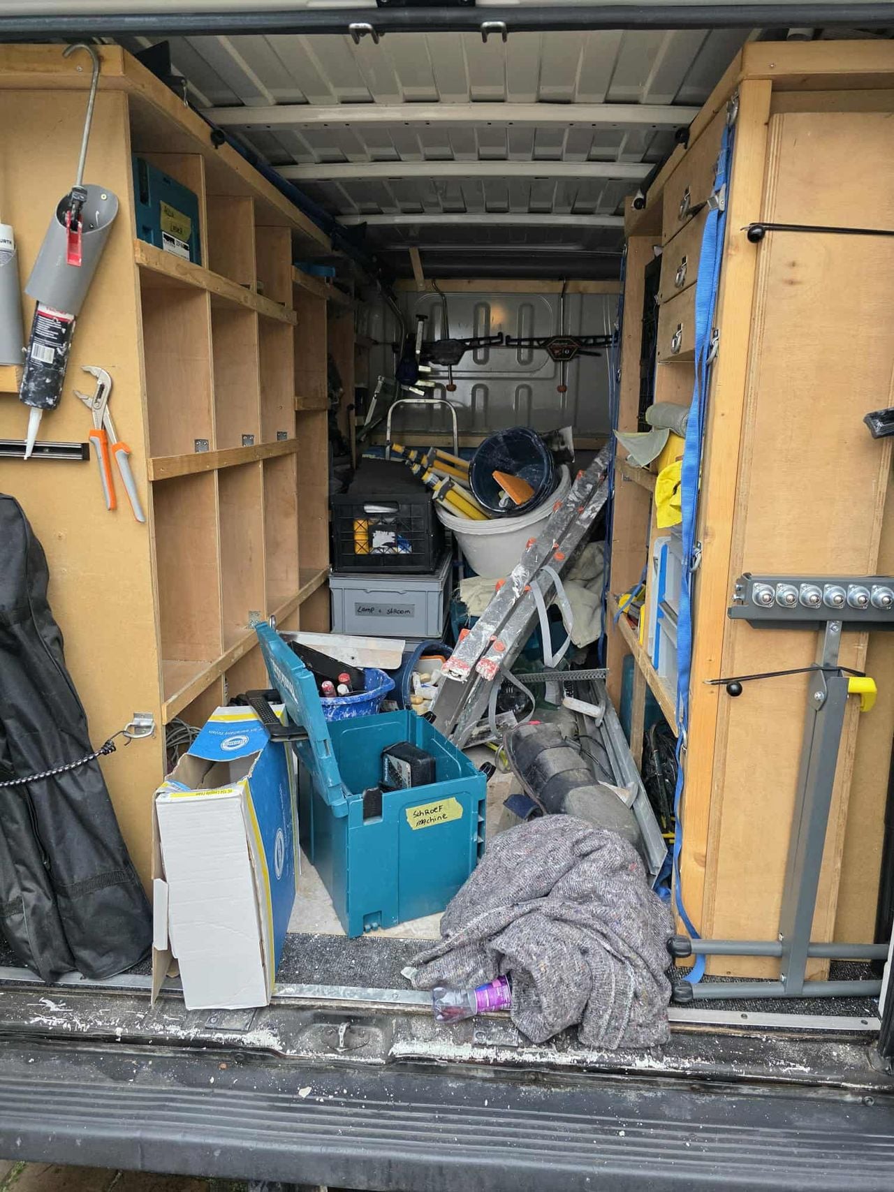 De werkbus na de diefstal: gereedschap verdwenen en slot geforceerd (foto: Patrick Hellemons).