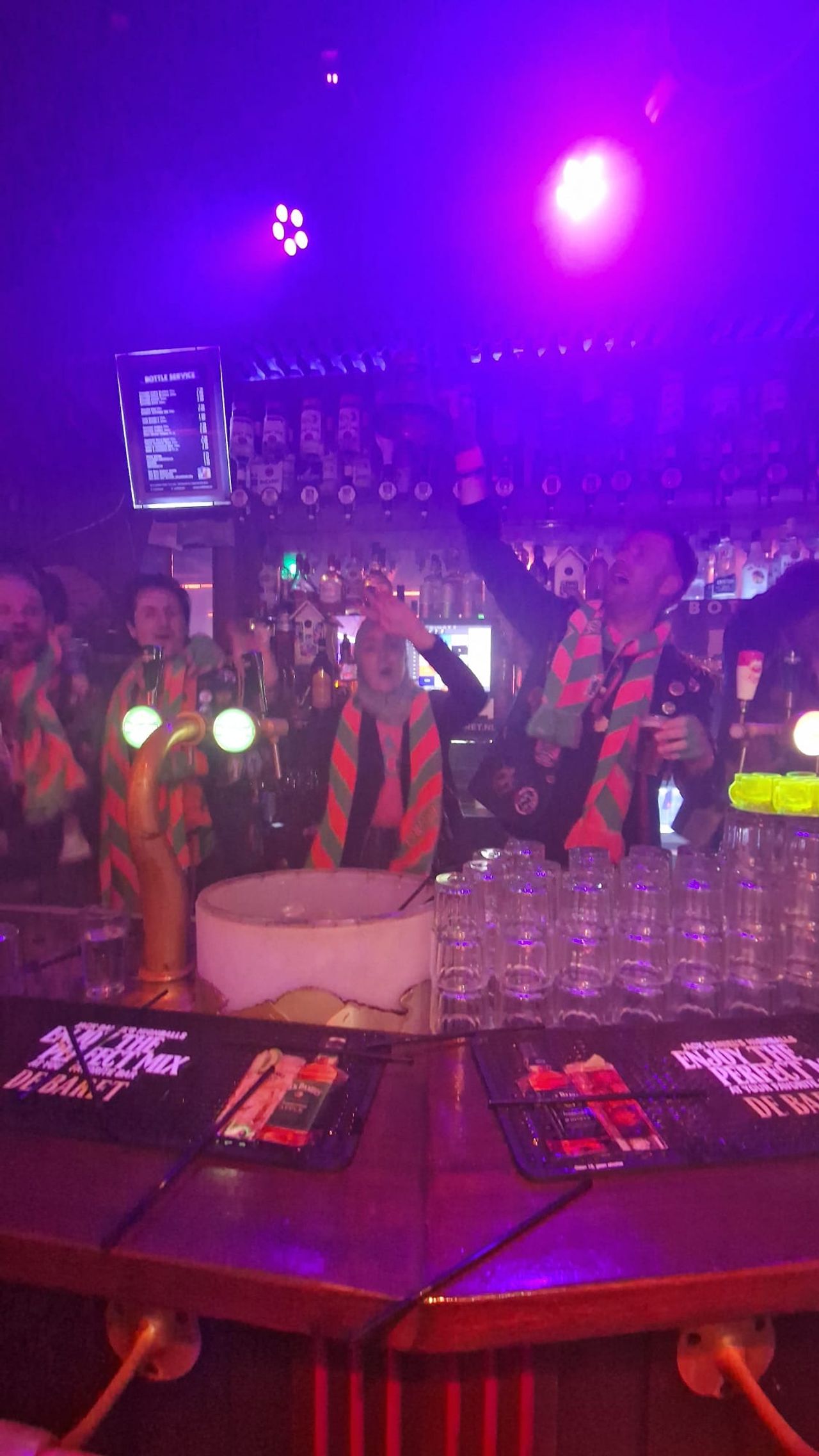 Met een Kruikenstad sjaal om deed Lahlah uit volle borst mee (foto: Wesley Verster).