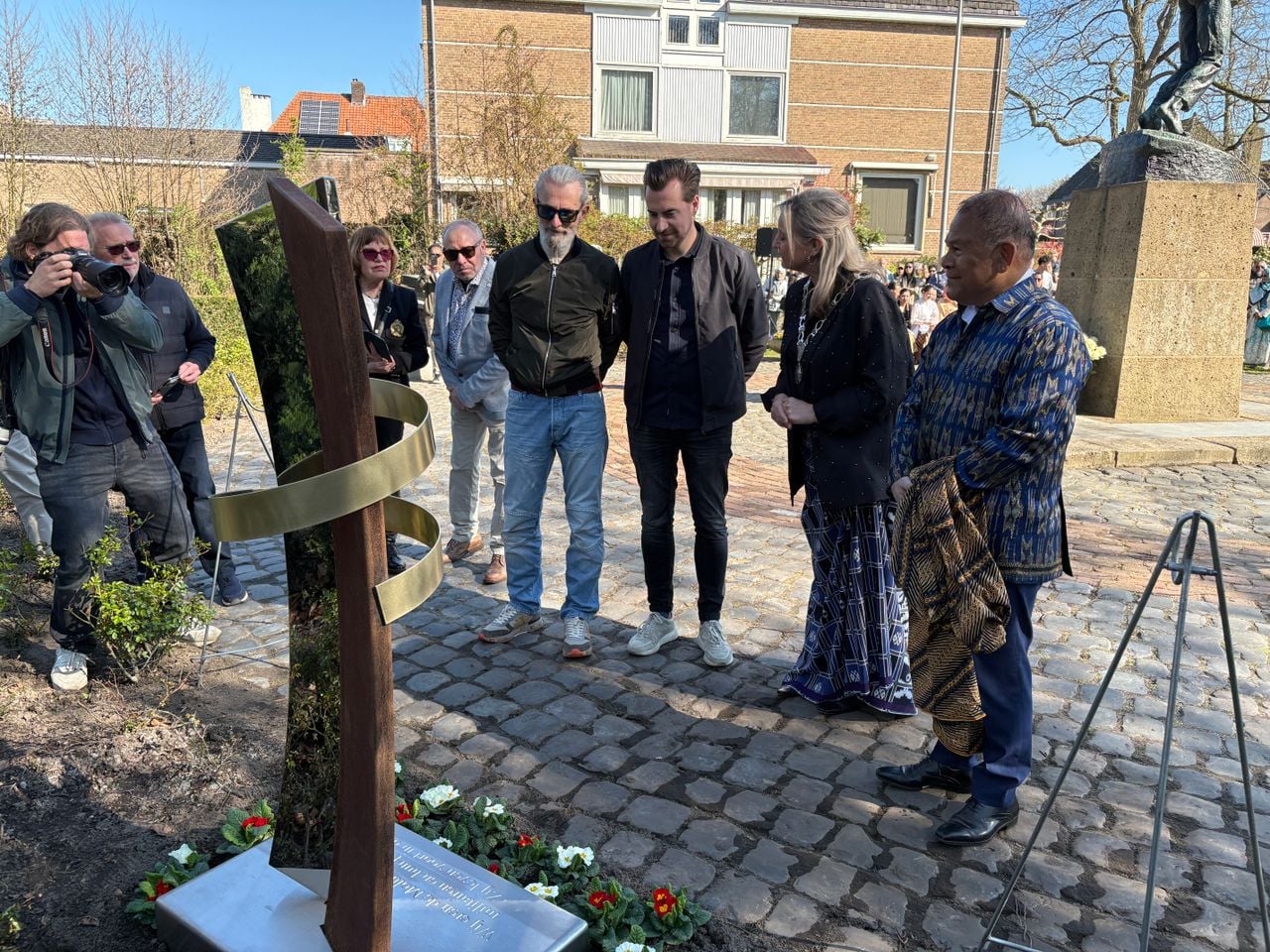 Burgemeester Sacha Ausems samen met Usman Santi bij het monument (foto: Jan Peels).