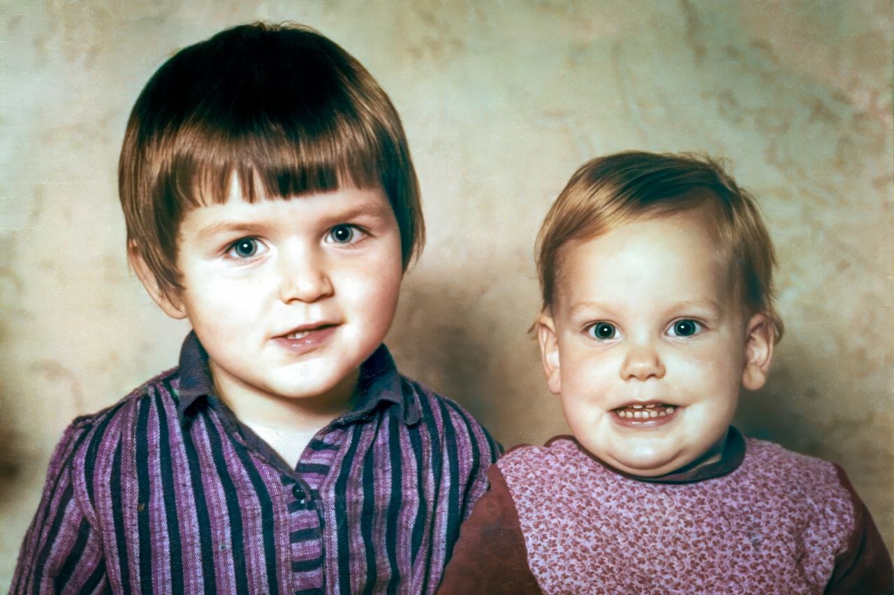 Angela met haar broer Maikel.