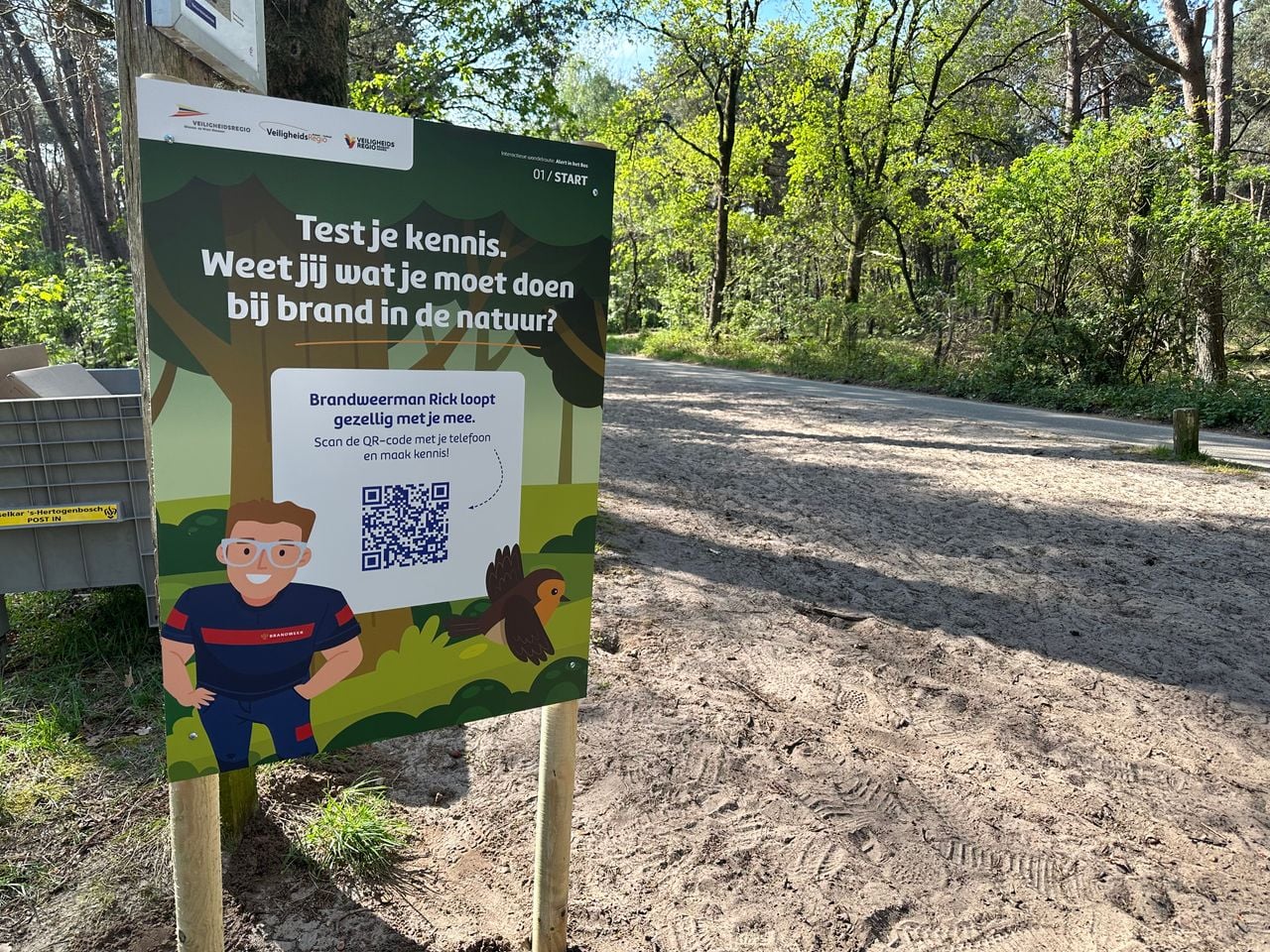 Tijdens de route komen bezoekers borden met tips en QR-codes tegen.