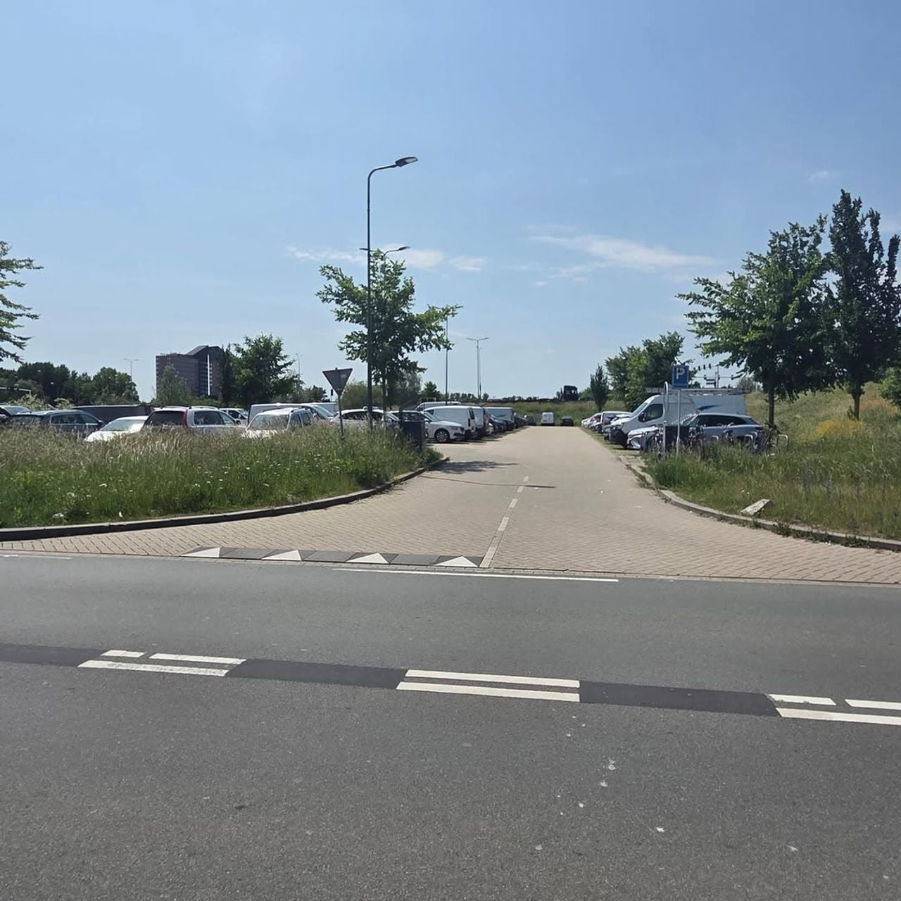 Het is de laatste tijd vaak raak bij de carpoolplaats in Rosmalen (Foto: Wijkagent De Groote Wielen).