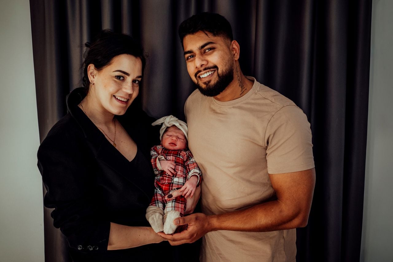 Een van de Brabantse kerstkindjes met haar ouders (Foto: Birth Day geboortefotografie)