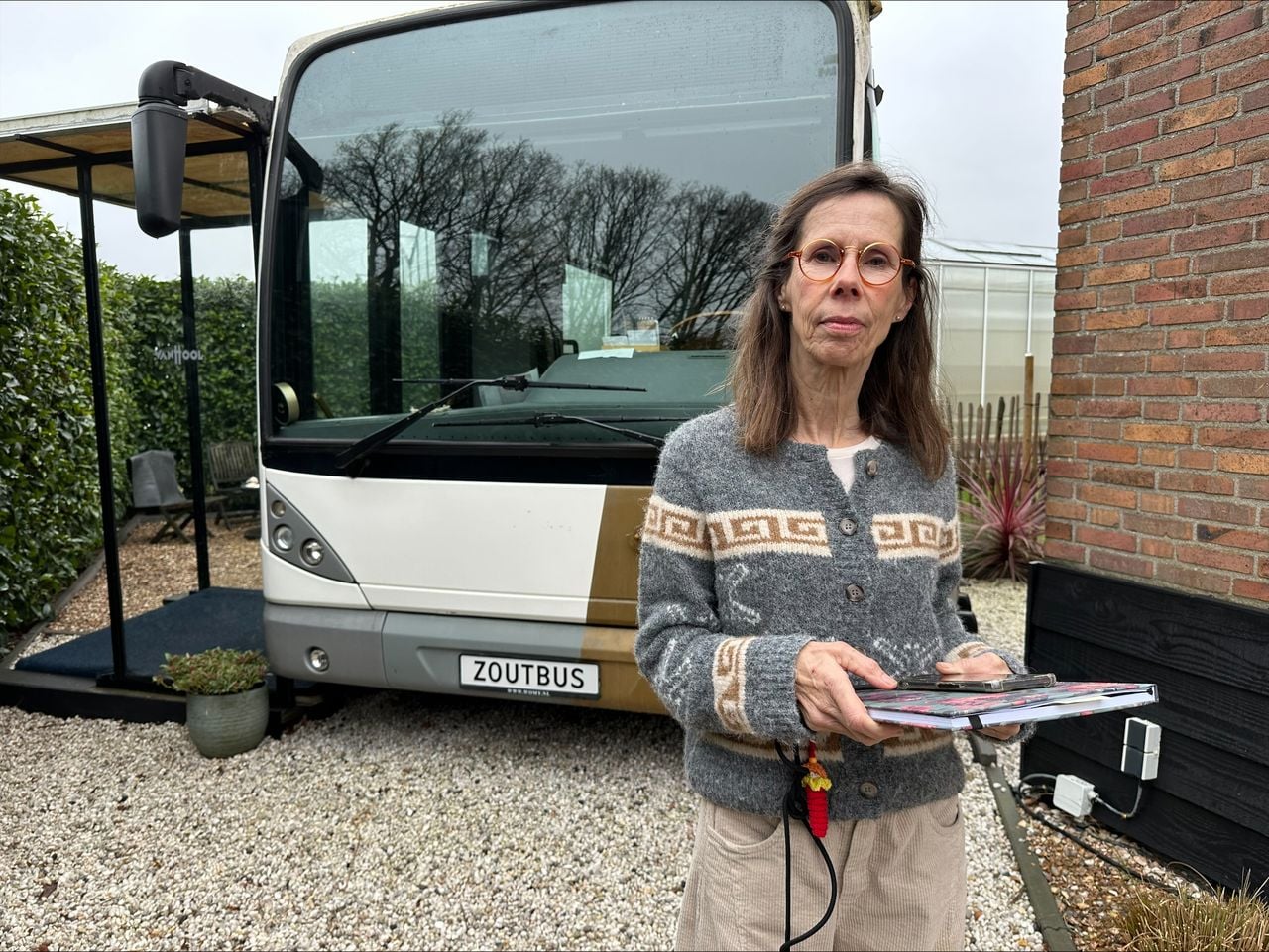 Anja Rood voor haar Zoutbus.