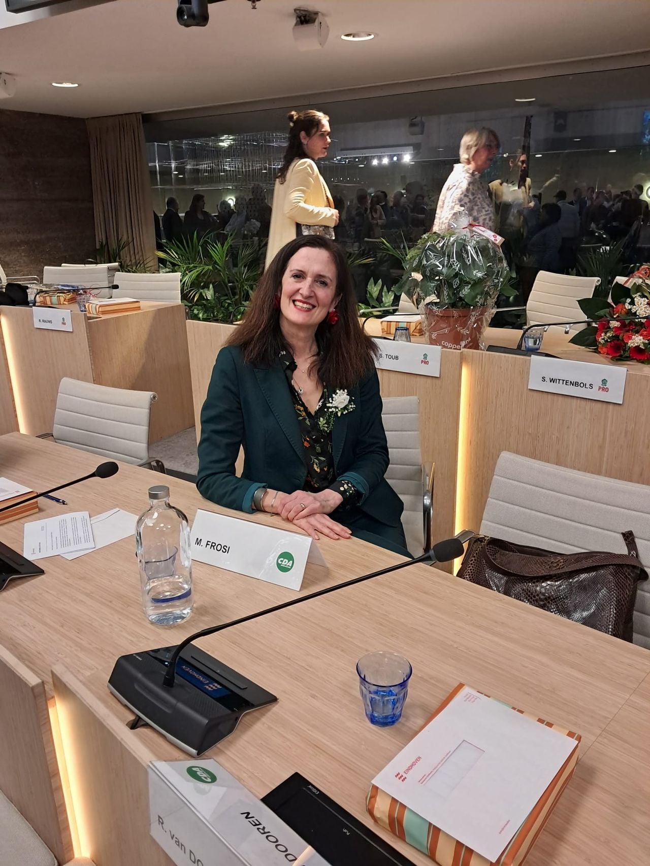 Partijgenoot Miriam Frosi uit Italië in de raadszaal van Eindhoven. 