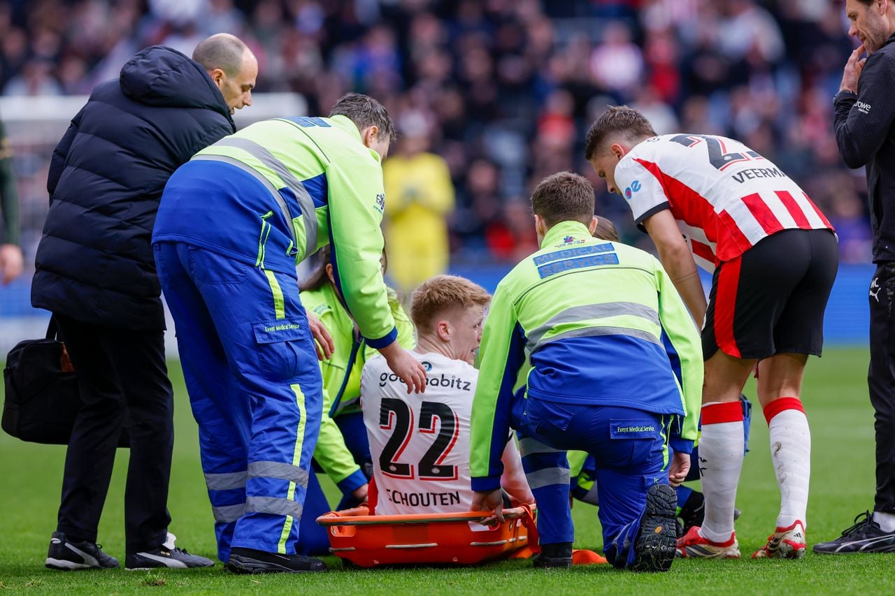 Jerdy Schouten raakte zwaargeblesseerd tegen FC Utrecht (foto: Ben Gal/Orange Pictures).