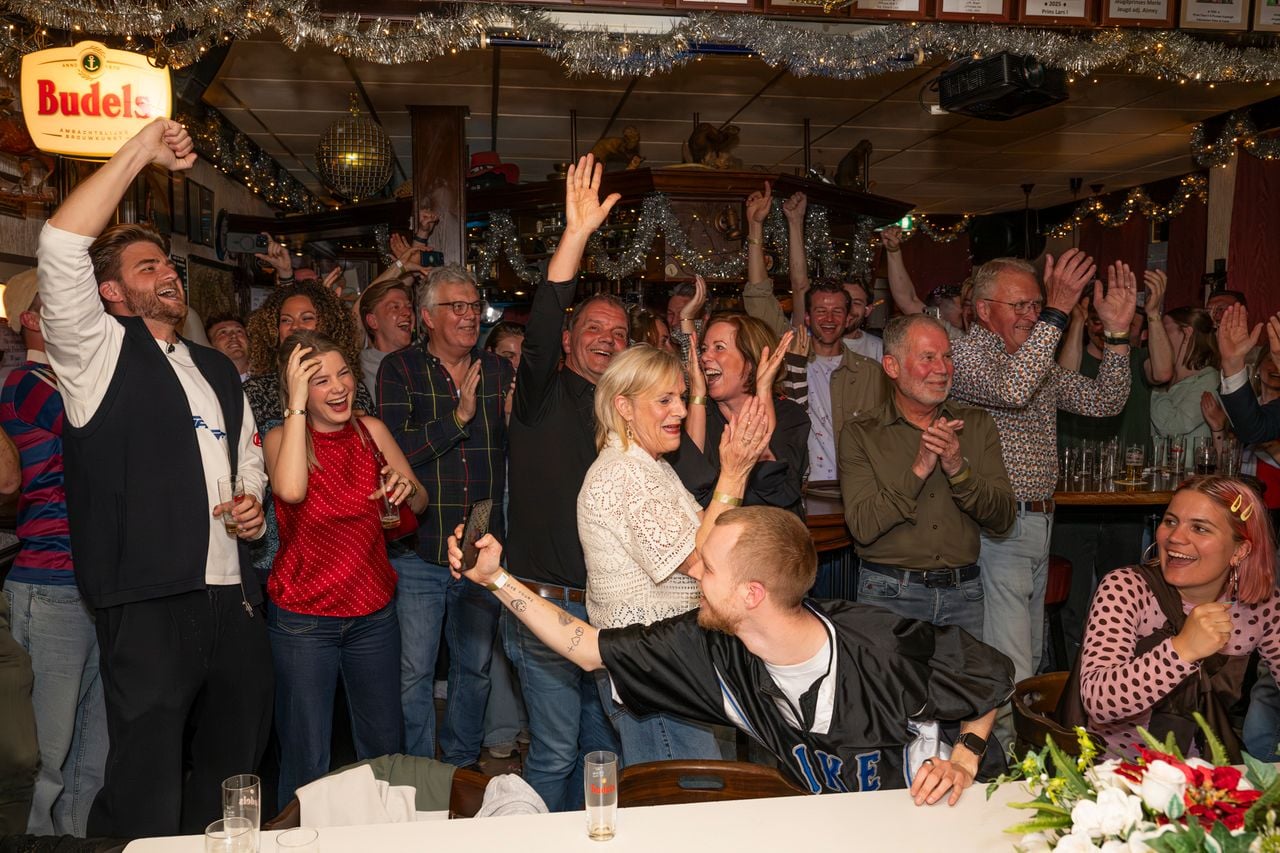 Café De Sport barstte uit zijn voegen nadat de overwinning bekend werd (foto: Cranendonck24 / Ron Frenken). 