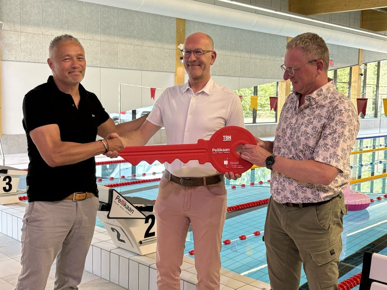 Richard van Emmerik en wethouder Eric Beex tijdens de oplevering van het zwembad (foto: Karin Kamp).