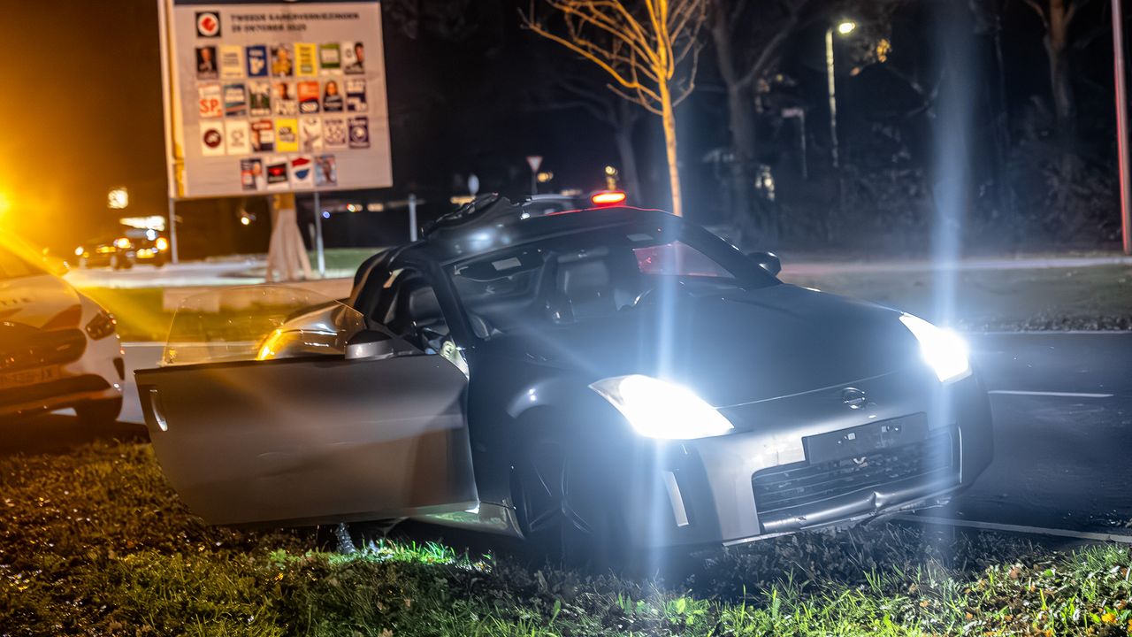 De automobilist reed een lantaarnpaal omver (foto: Lucas Lammers / Persbureau Heitink).