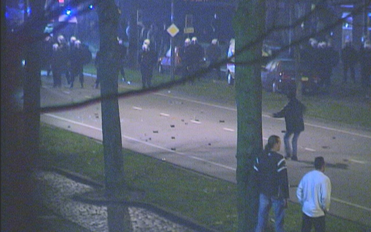 Vanuit zijn huis kon Danny de confrontatie tussen de ME en relschoppers goed zien (foto: Omroep Brabant).