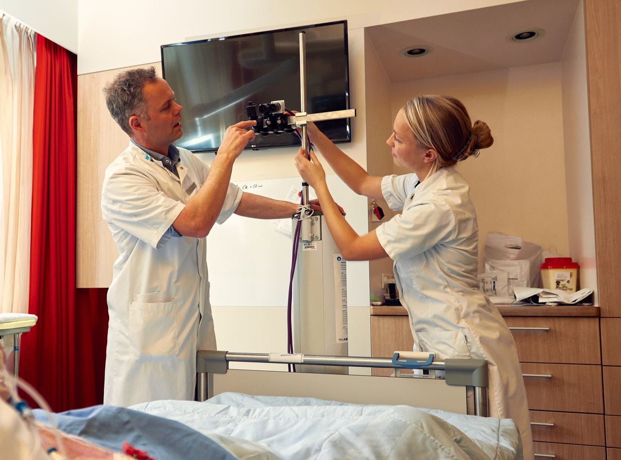 Het klaarzetten van de camera (foto: Catharina Ziekenhuis).