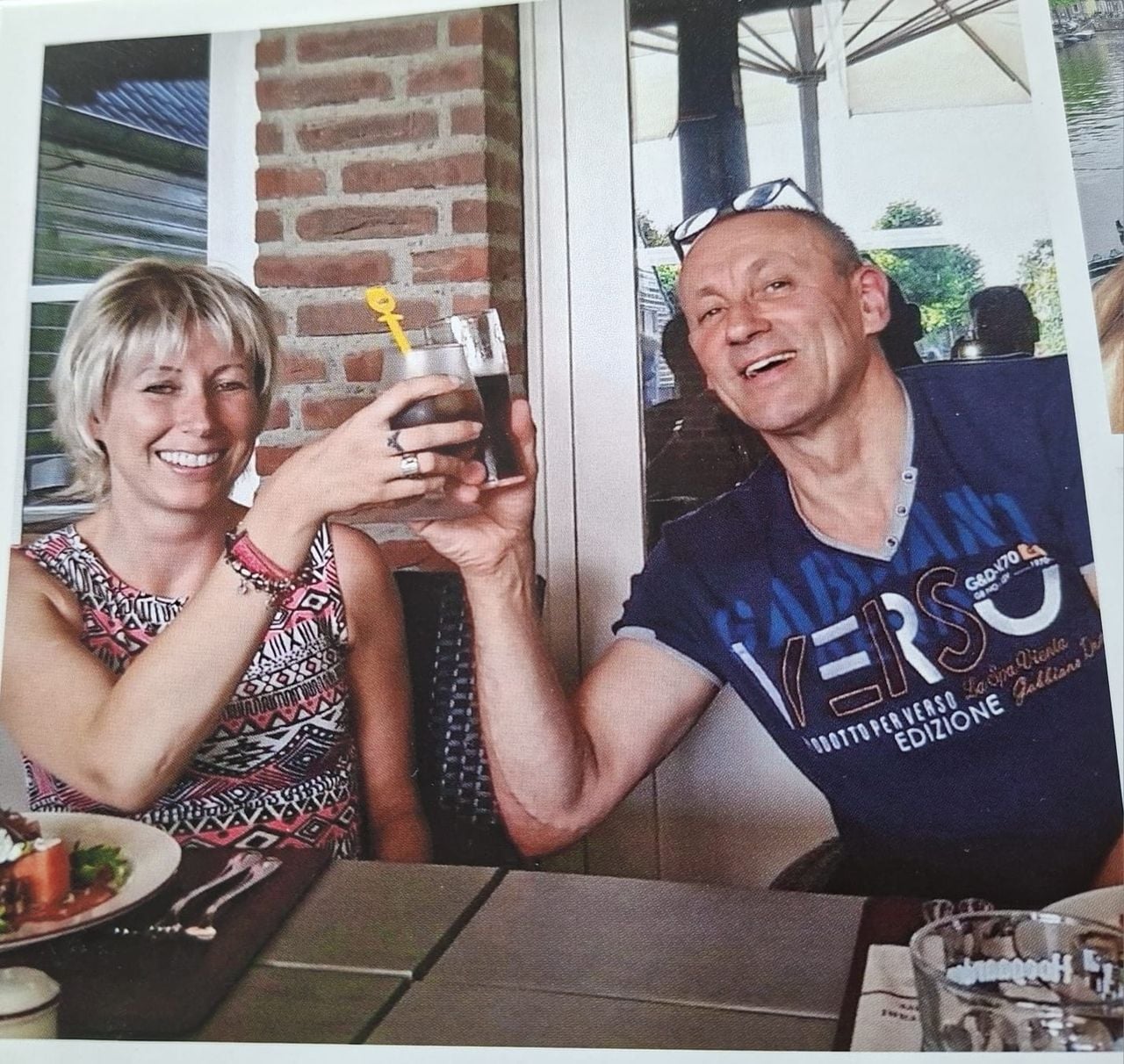 Kim en Jan van Kessel proosten op het leven (privéfoto).
