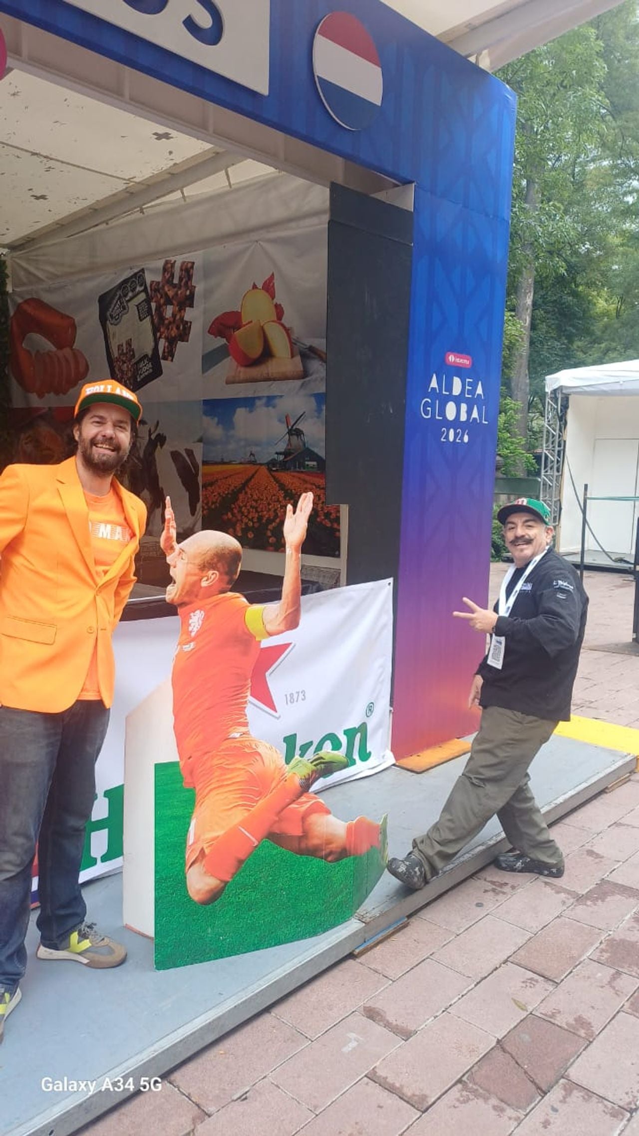 Koen Houwen bij de kartonnen Arjen Robben (foto: privé).