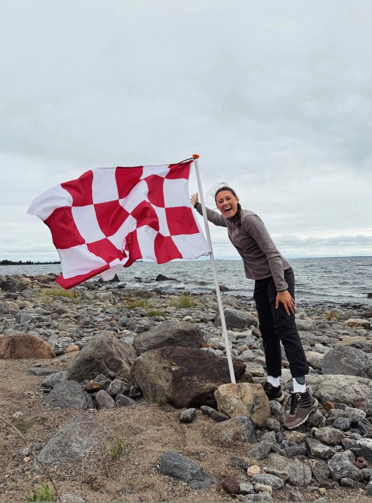 Eva met de Brabantse vlag op het Zweedse eilandje Medbådan (foto: @ons_eilandje/Instagram).