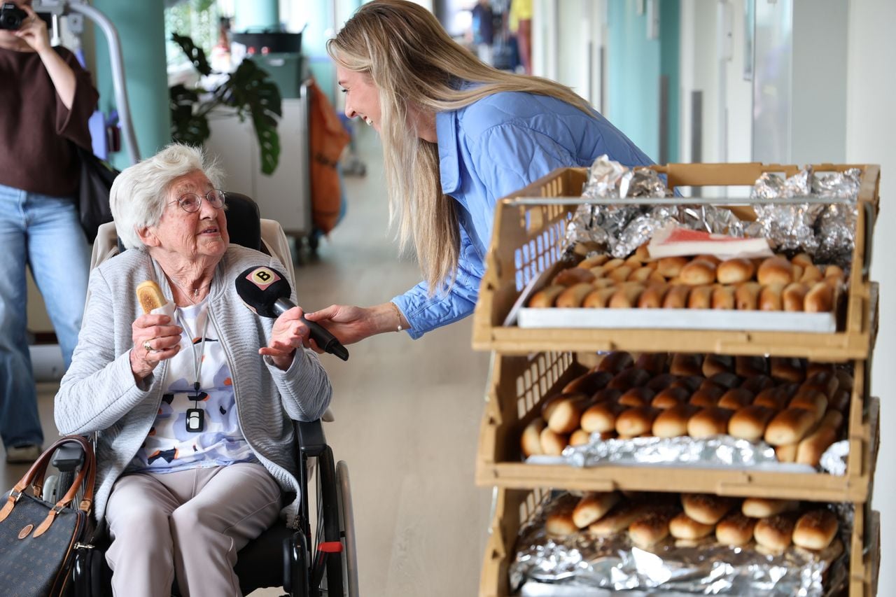 Er worden worstenbroodjes uitgedeeld in woonzorgcentrum Joannes Zwijsen in Tilburg (foto: Omroep Brabant).